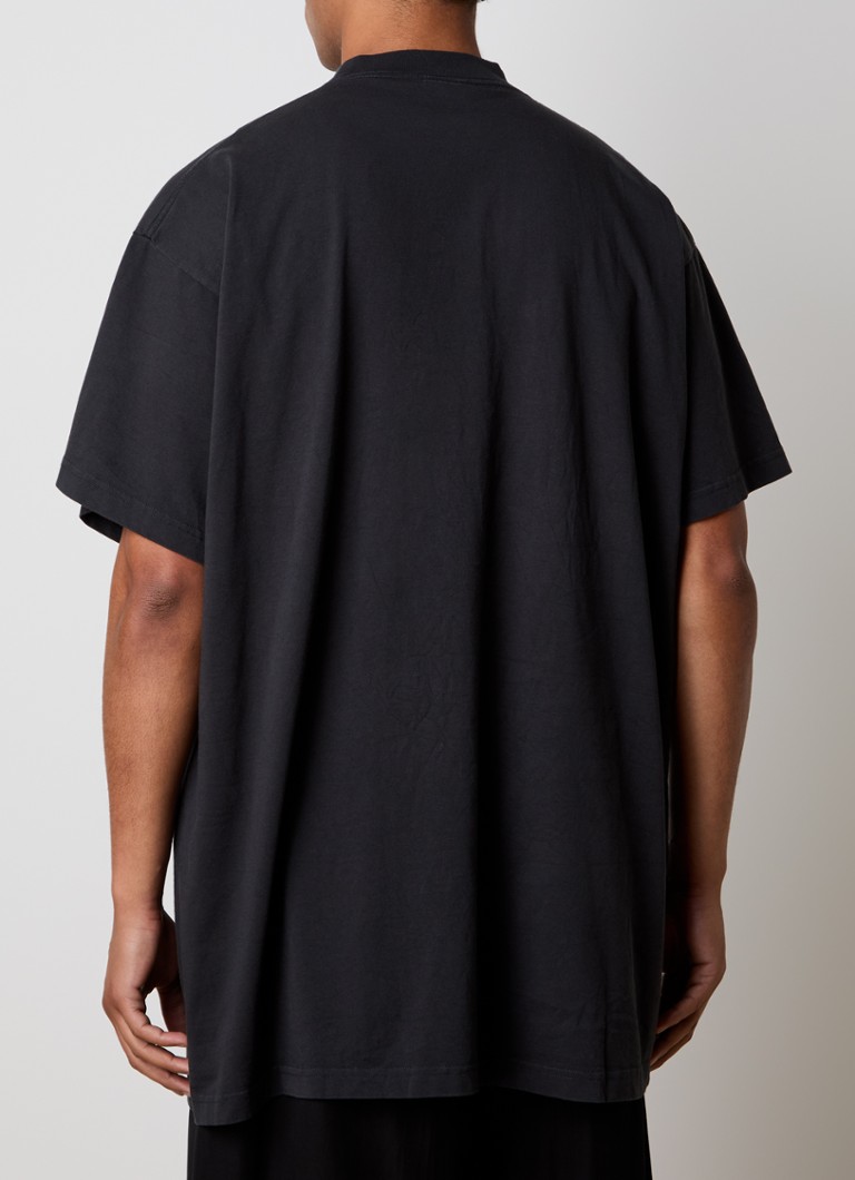 Balenciagan ylisuuri t-paita logolla