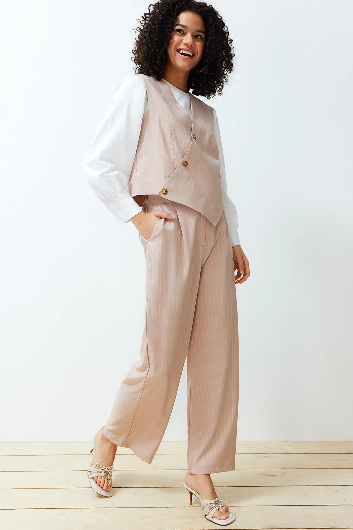 Trendyol Modest  Steinfarbenes Set mit zweireihiger Weste und Hose aus gewebtem Unterteil und Oberteil TCTSS24US00032