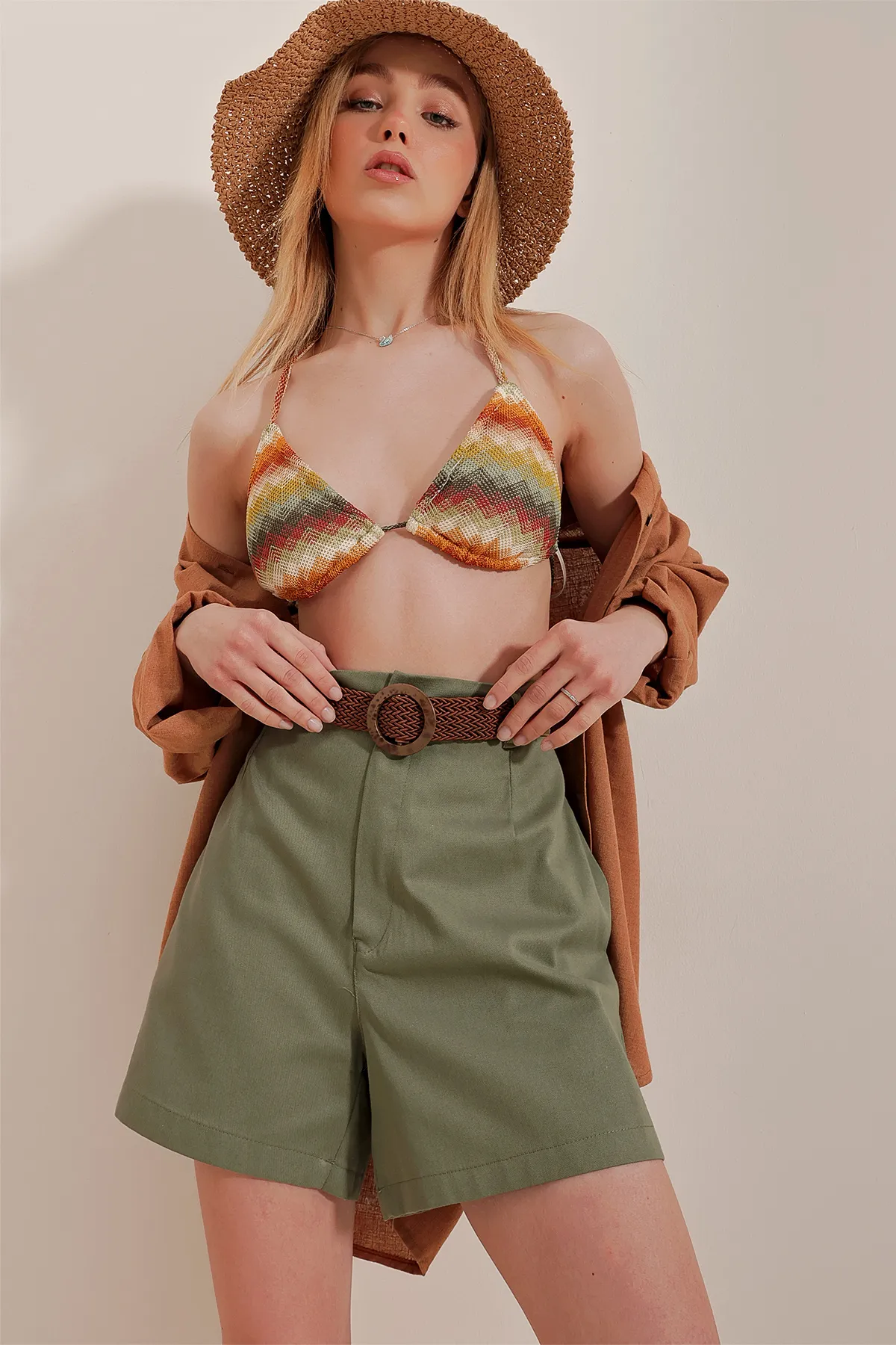 Trend Alaçatı Stili  Khakifarbene Shorts aus Gabardine mit Strohstrick und Gürtel für Damen ALC-X10271