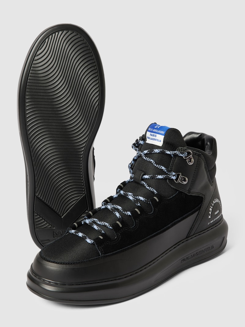 Sneaker mit Label-Prägung in schwarz