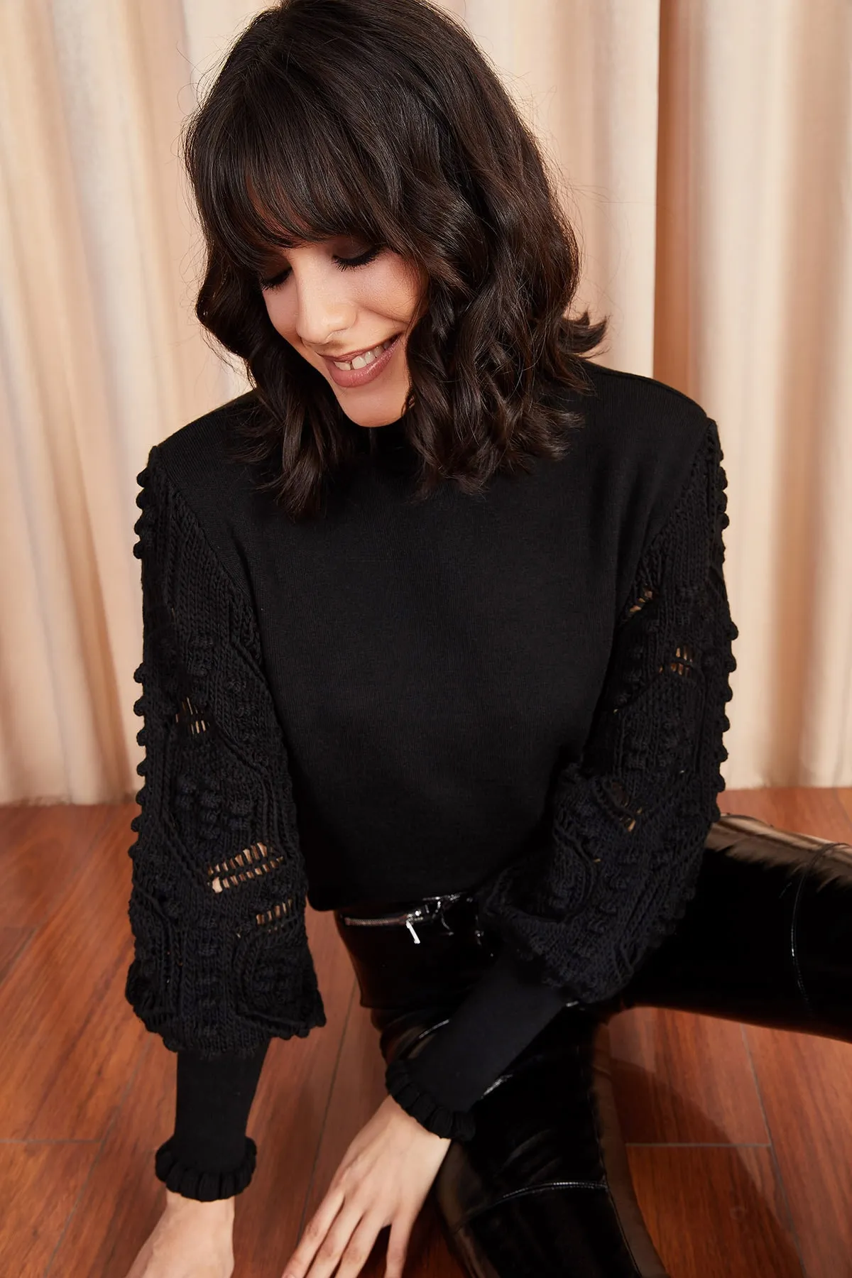 Olalook  Schwarzer Damen-Strickpullover mit Ärmeldetails und weicher Struktur KZK-19000175
