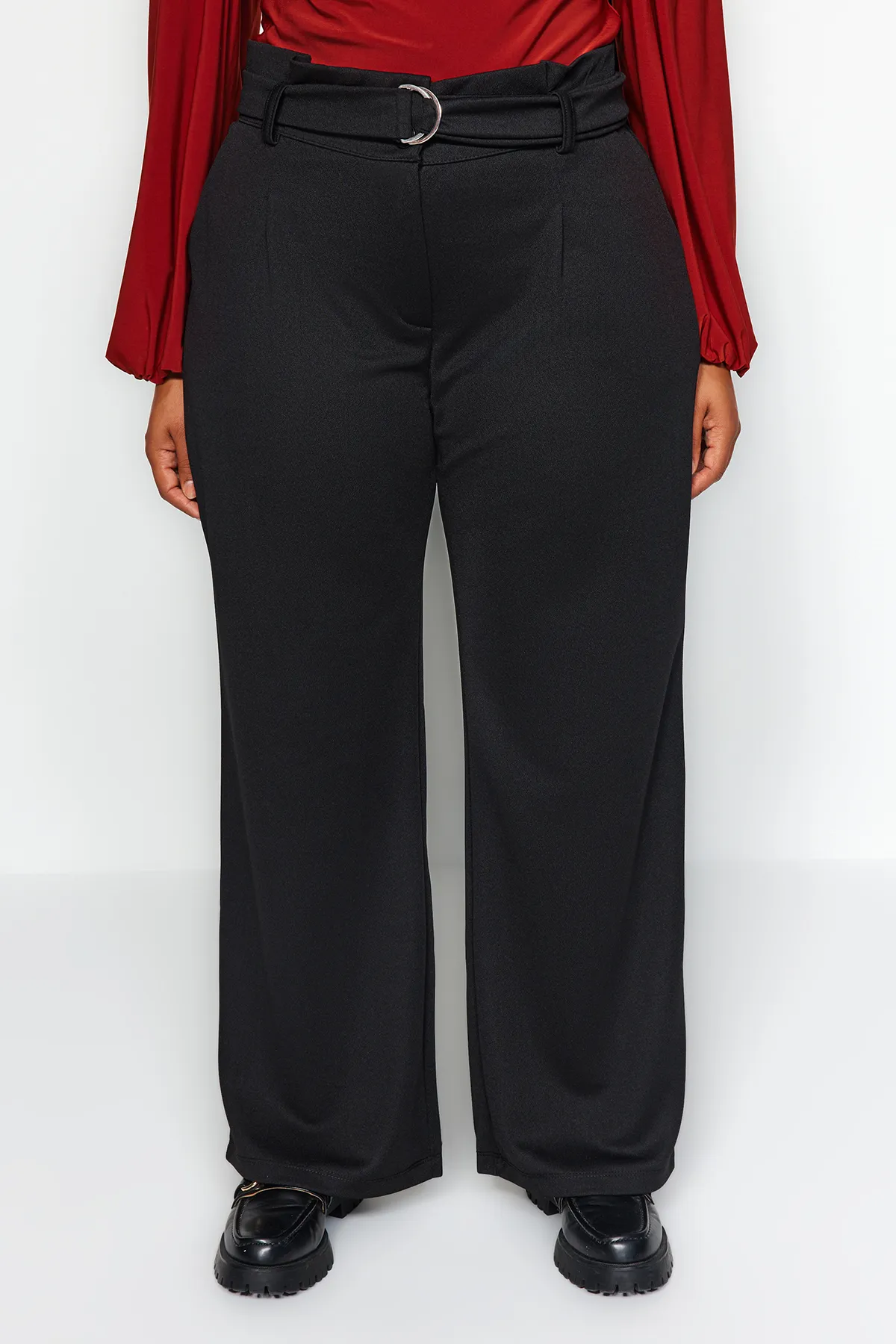 Trendyol Curve  Schwarze, detaillierte Strickhose mit Gürtel TBSSS22PL0303