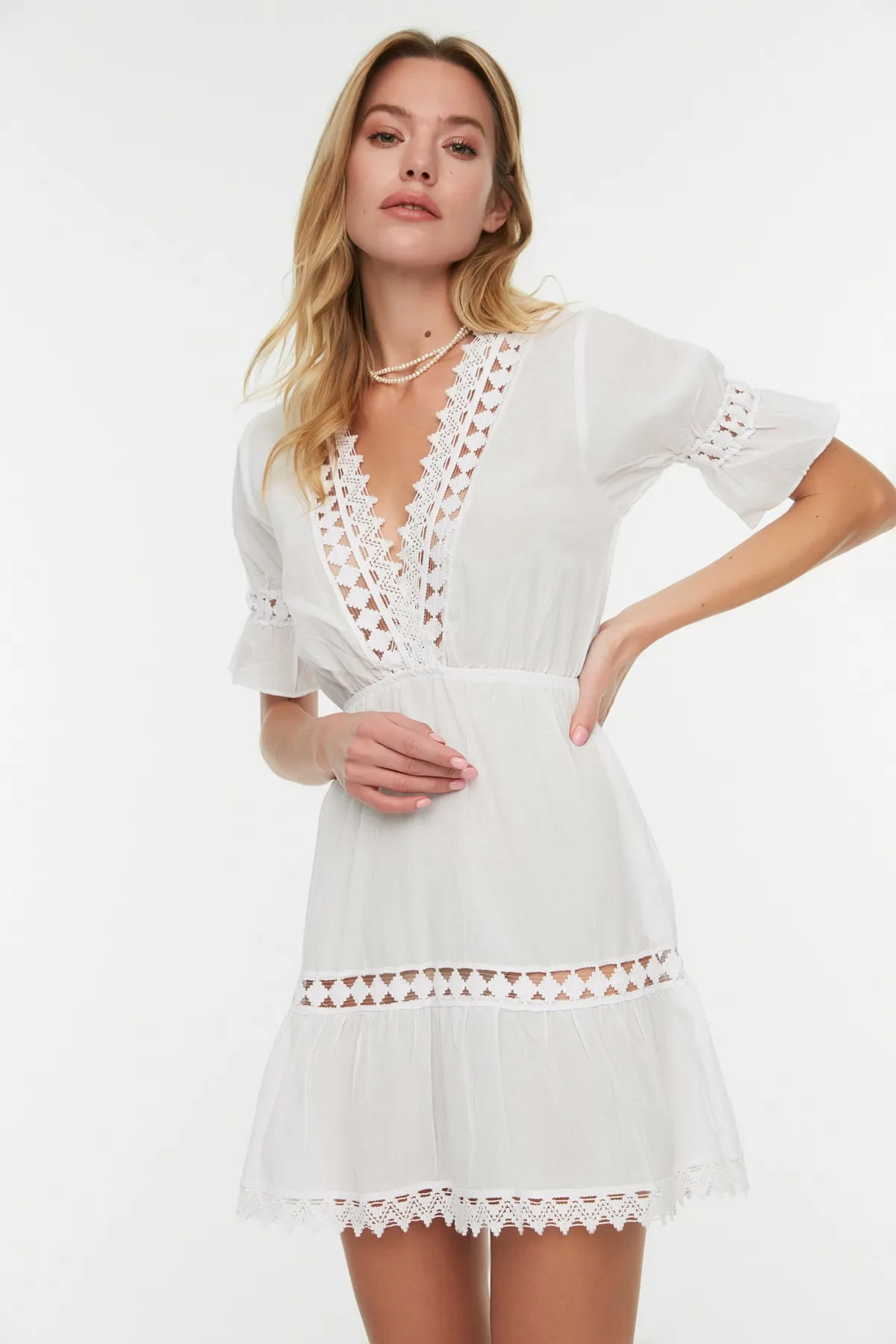 Trendyol Collection  Weißes, mit Spitze gestreiftes Strandkleid TBESS21EL4116