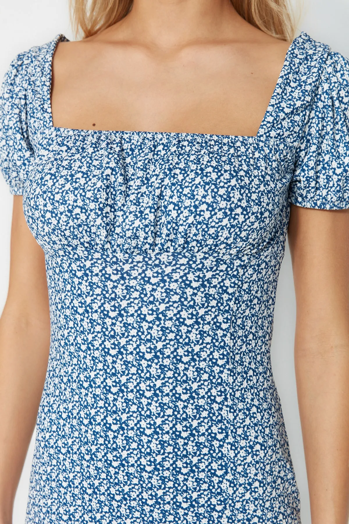 Trendyol Collection  Marineblaues, bedrucktes, tailliertes Midi-Bleistiftkleid aus Strick mit Schlitzdetail und quadratischem Kragen TWOSS23EL00713