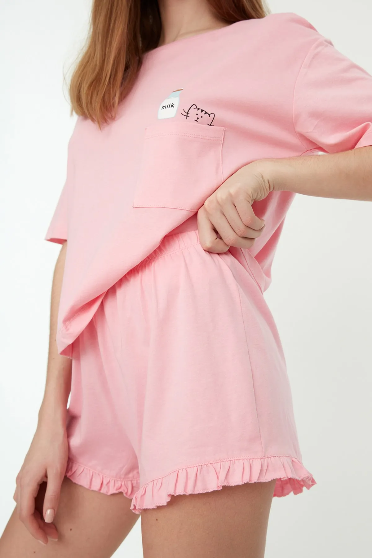 Trendyol Collection  Gestricktes Pyjama-Set mit bedruckten T-Shirts und Shorts aus rosafarbener Baumwolle THMSS22PT0422