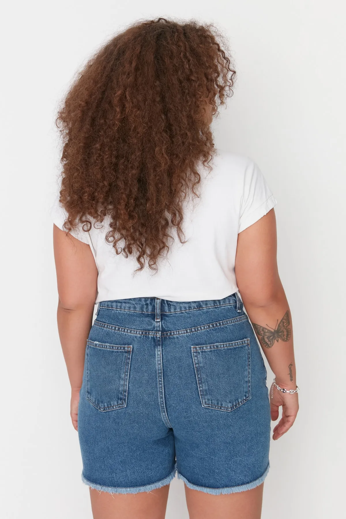 Trendyol Curve  Dunkelblaue Jeansshorts im Destroyed-Stil mit hoher Taille und Bermuda TBBSS22SR0165