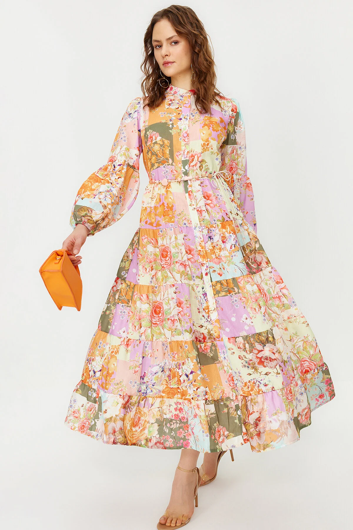 Trendyol Modest  Mehrfarbiges, floral gemustertes, gewebtes Kleid in Leinenoptik mit Gürteldetail TCTSS24EB00042