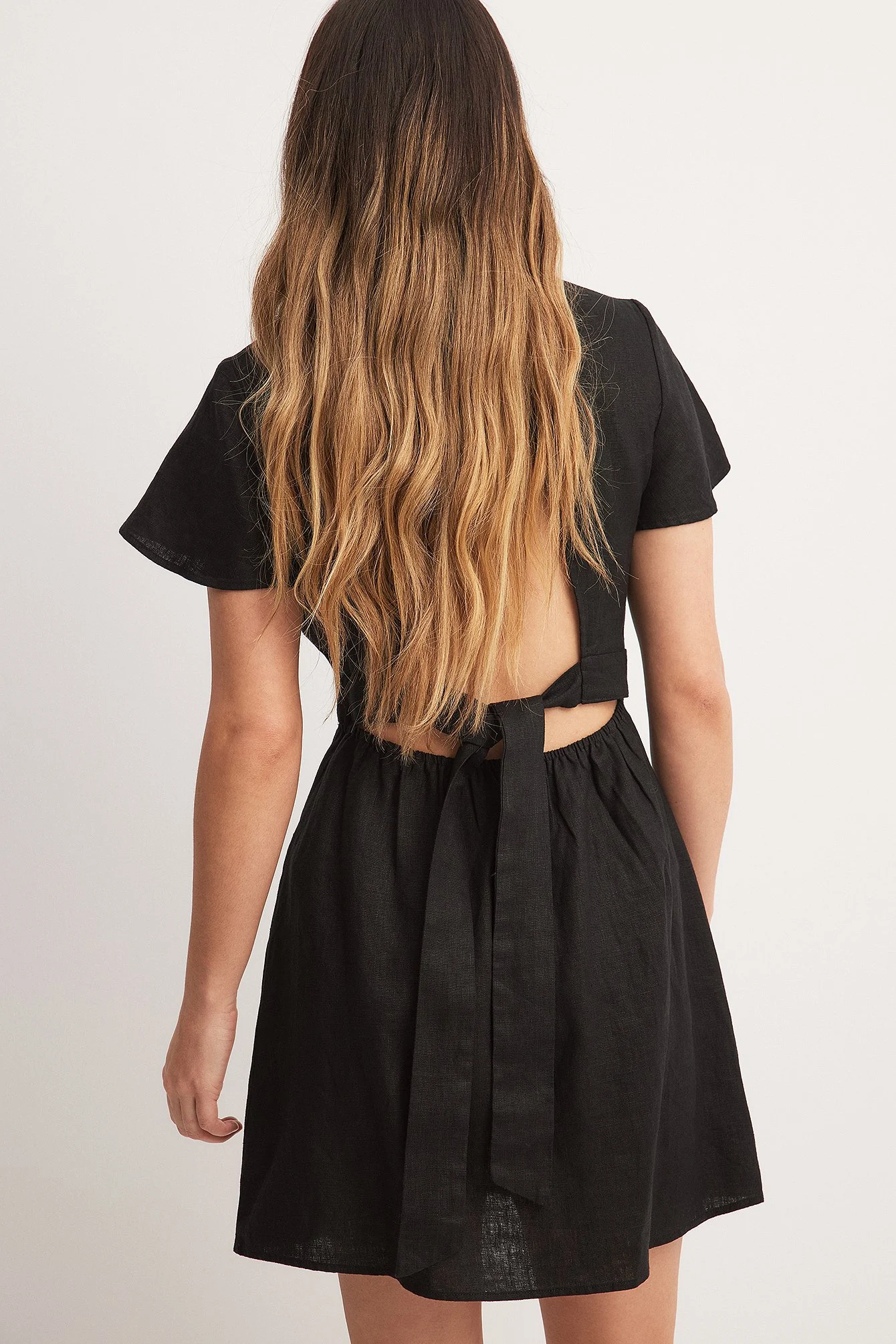 Fließendes Minikleid aus Leinen mit Bindeband hinten