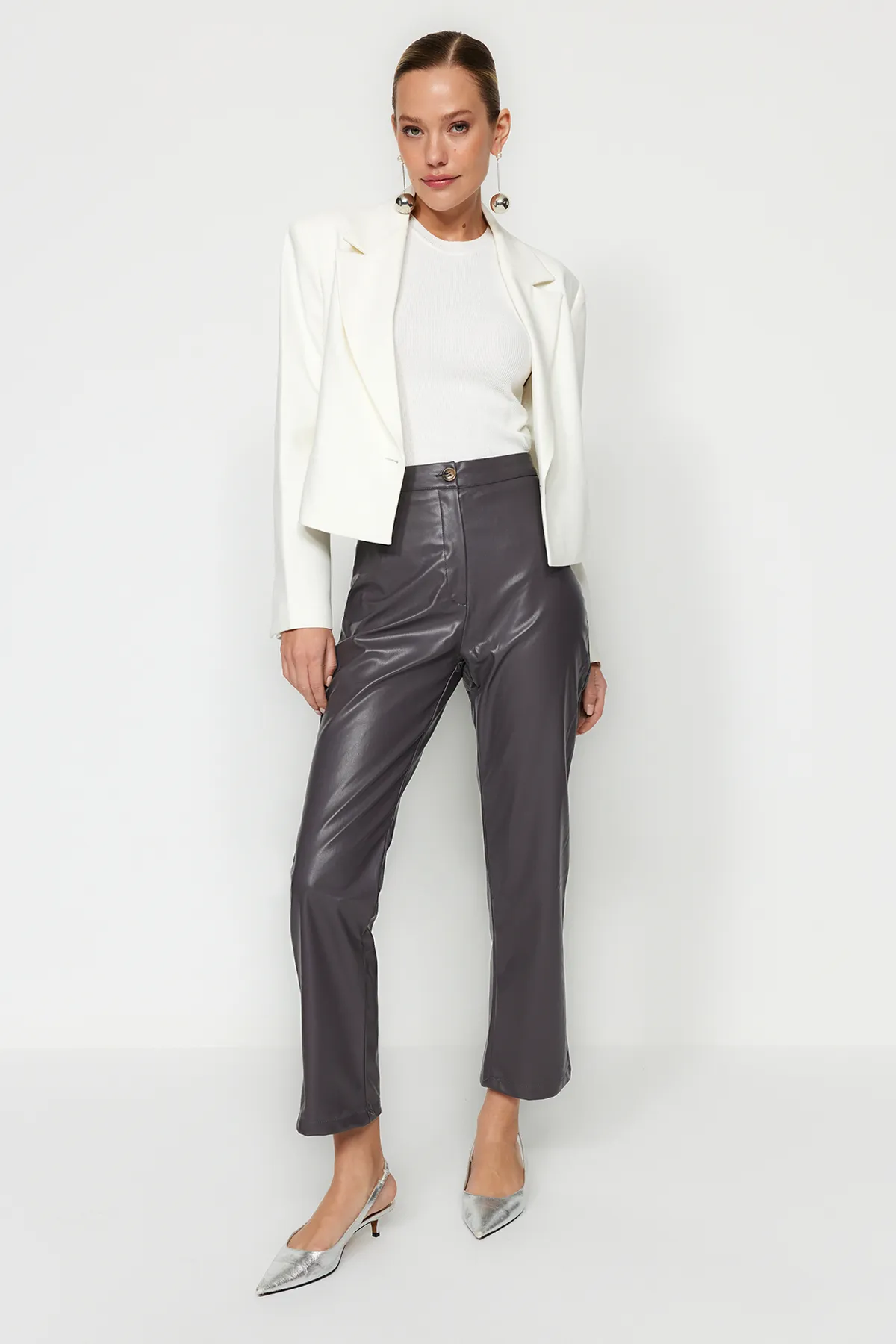 Trendyol Collection  Anthrazitfarbene gerade gewebte Kunstlederhose TWOAW22PL0284