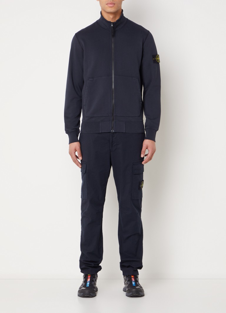 Hanorac Stone Island 64351 cu logo și buzunare laterale.