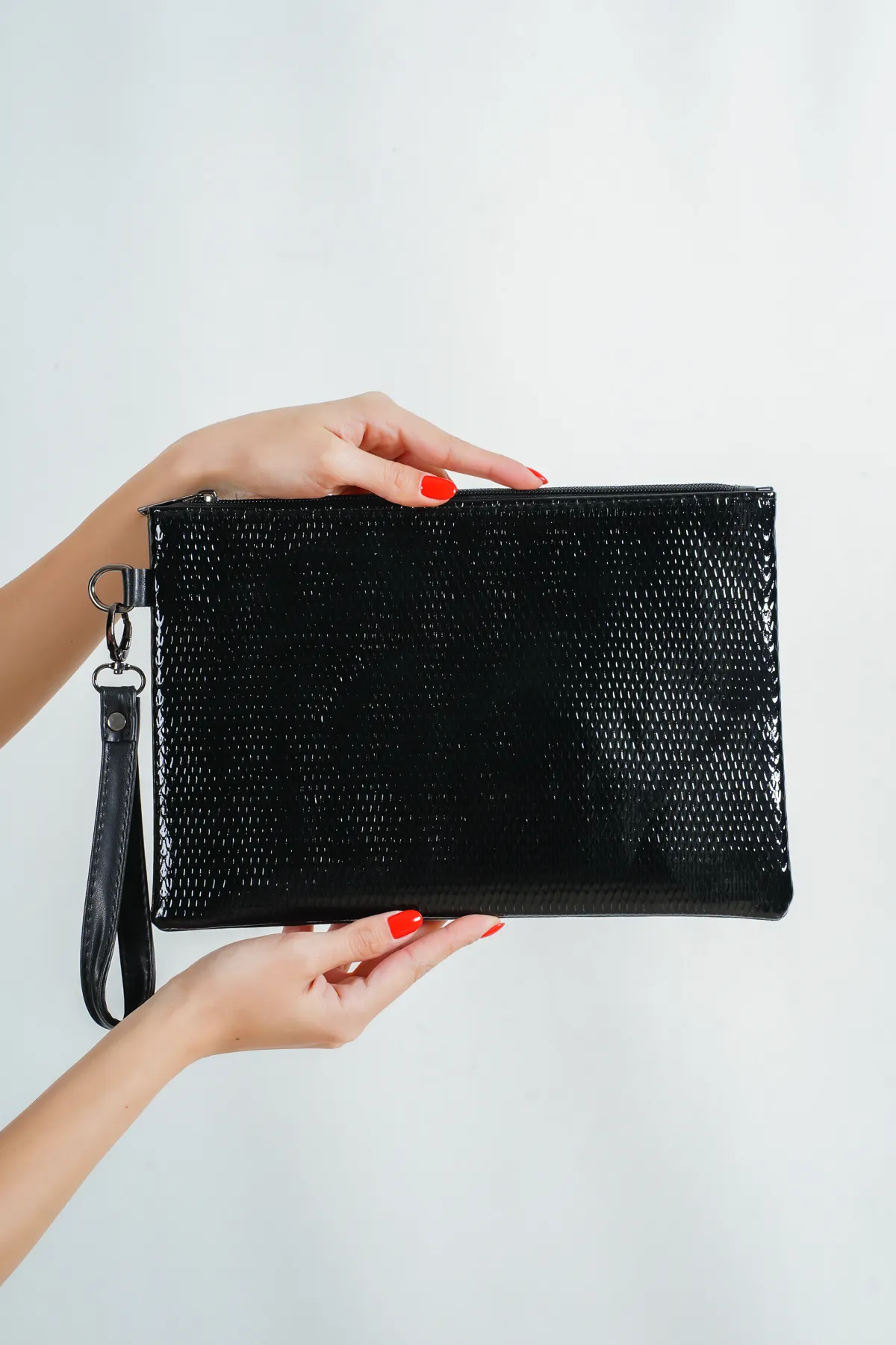 Capone Outfitters  Capone Damen-Clutch aus Lackleder mit Schlangenmuster, Paris, Schwarz