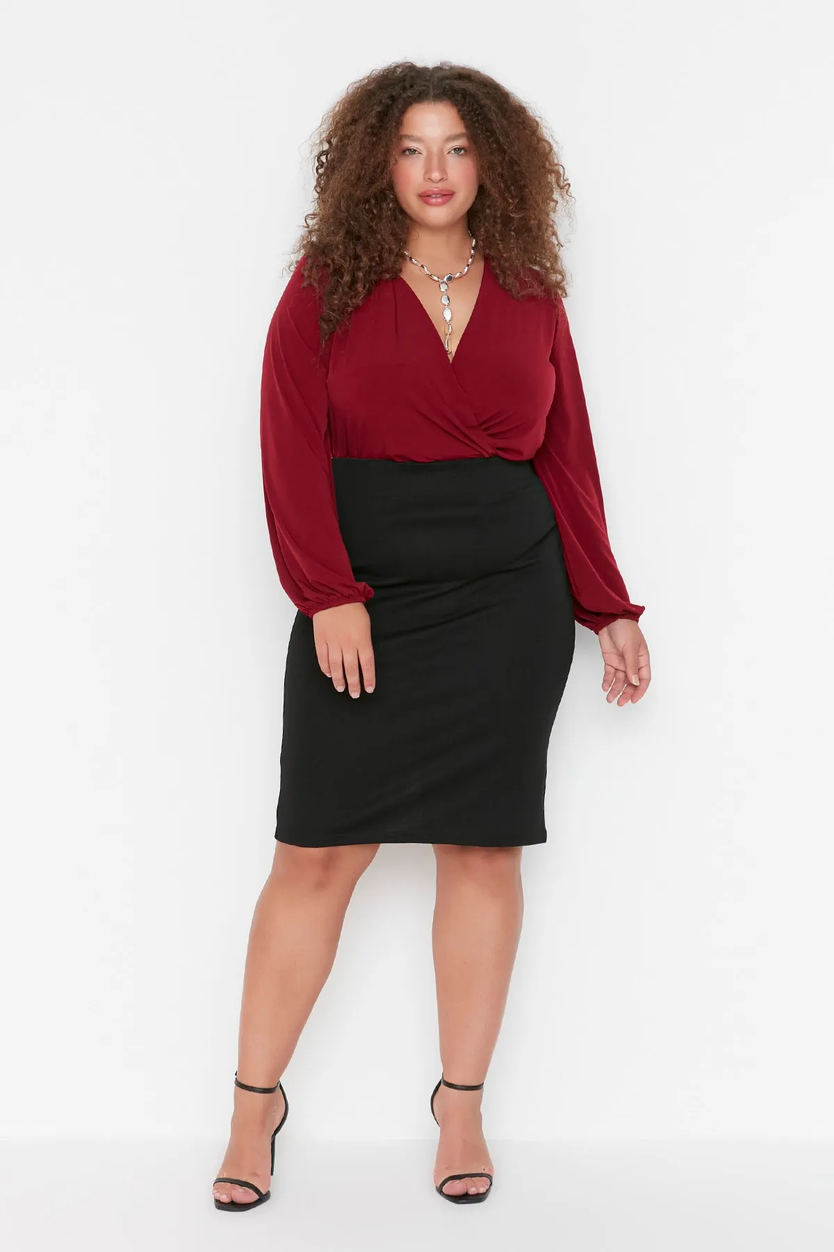 Trendyol Curve  Weinrote, zweireihige Strickbluse mit Ballonärmeln und Kragen TBBAW23AF00029