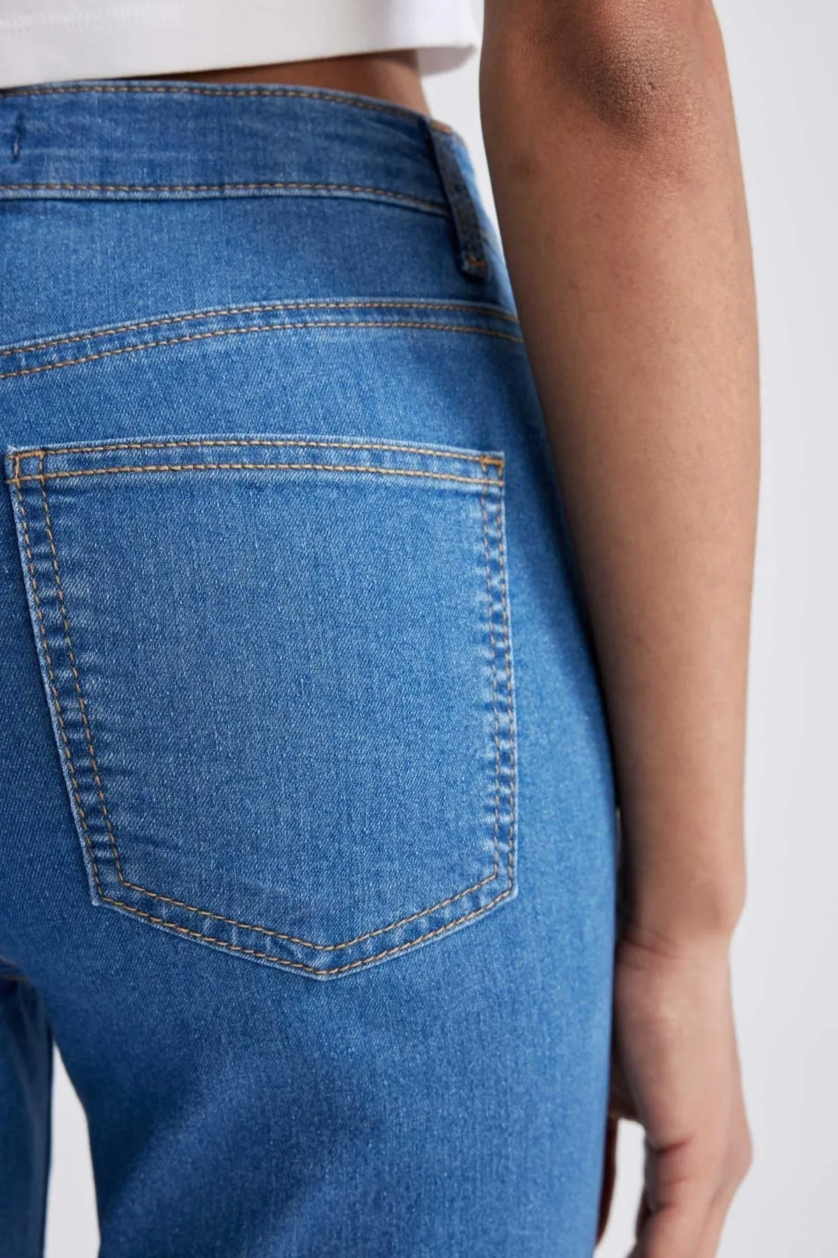 DeFacto  Jeans-Bermuda mit umgeschlagenem Bein und normaler Taille A1958ax23sm