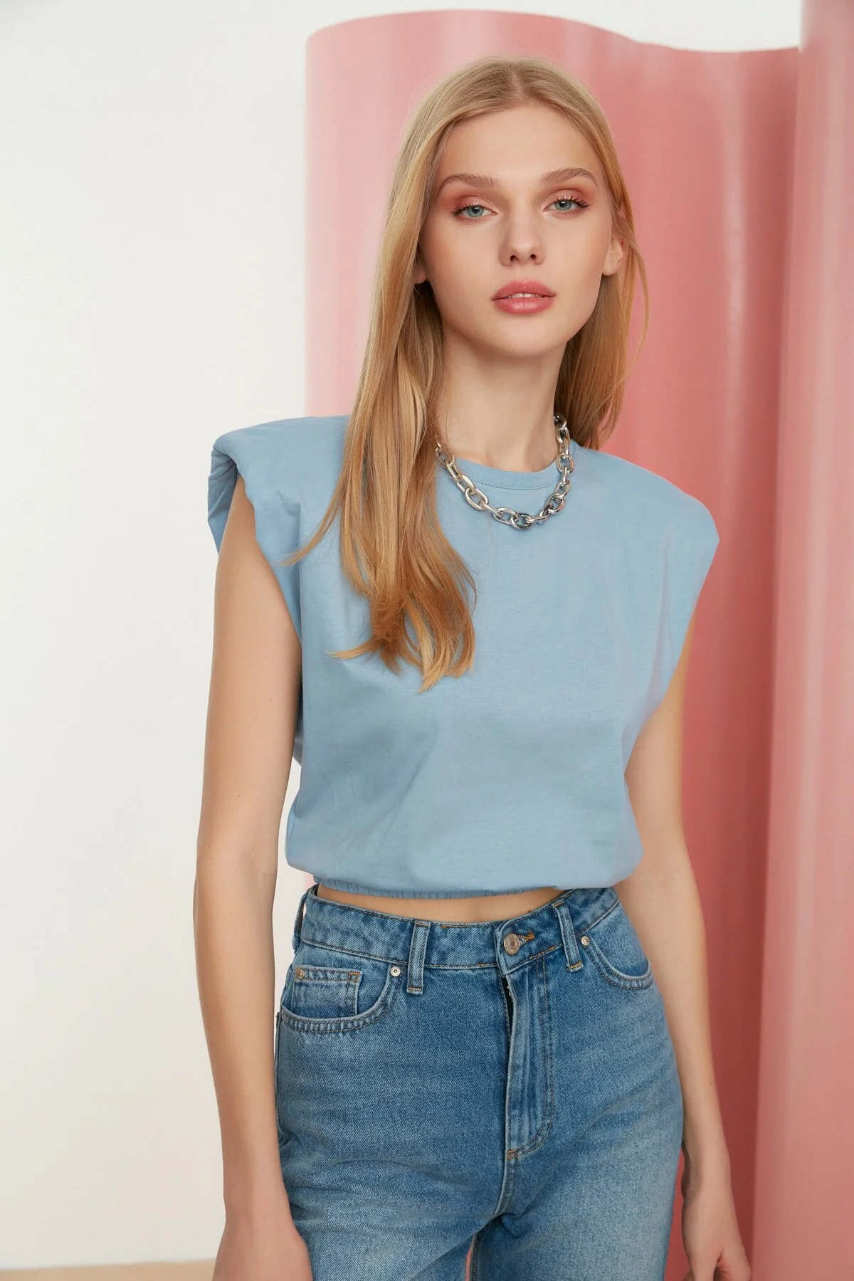 Trendyol Collection  Blaues, wattiertes, kurz geschnittenes Strick-T-Shirt aus 100 % Baumwolle mit Rundhalsausschnitt TWOSS21TS0379