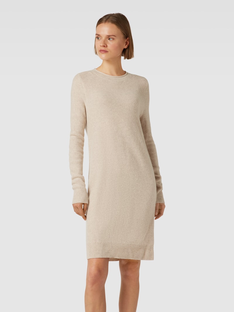 Knielanges Strickkleid mit geripptem Rundhalsausschnitt in beige meliert