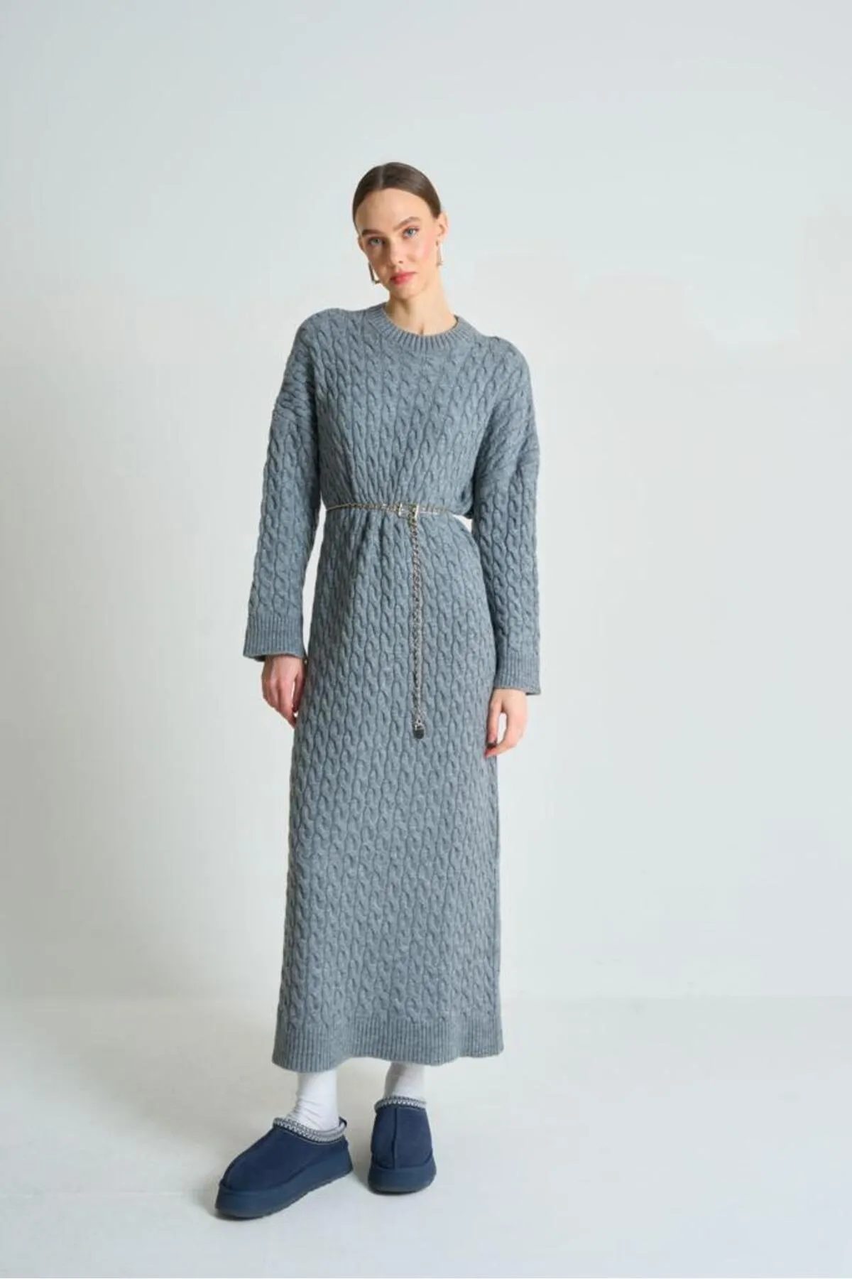 Laluvia  Gestricktes, dickes Strickkleid mit grauem Haar