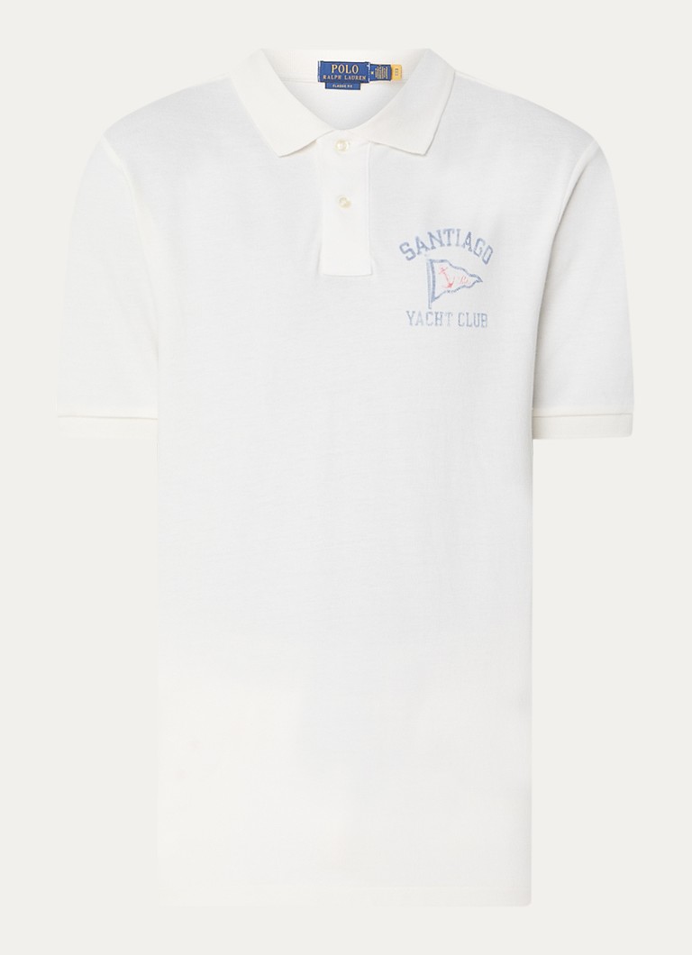 Polo Ralph Lauren de corte regular, confeccionada em piqué de algodão com estampa na frente e nas costas.