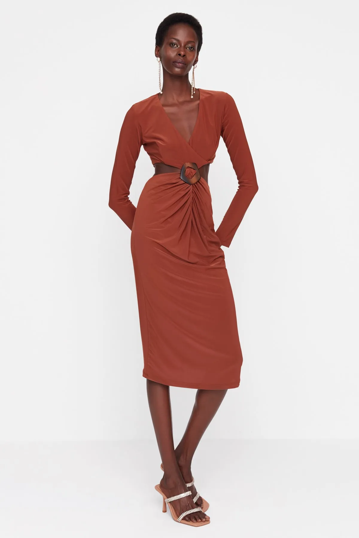 Trendyol Collection  Elegantes gestricktes Abendkleid mit zimtfarbenem Schnallendetail TPRAW23EL00149