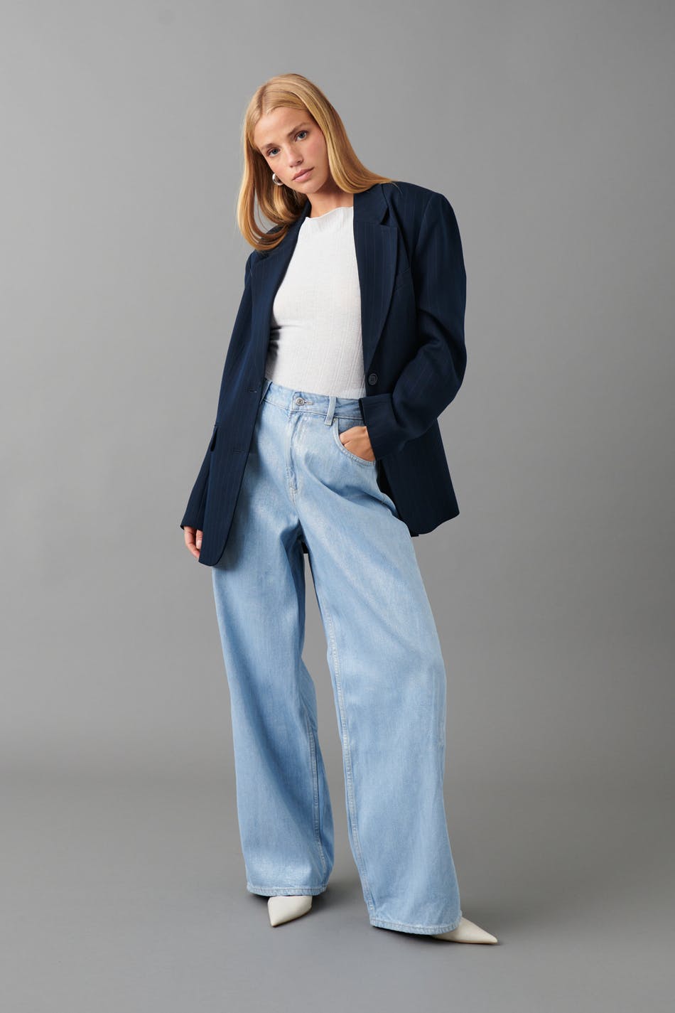 Shiny oversized jeans