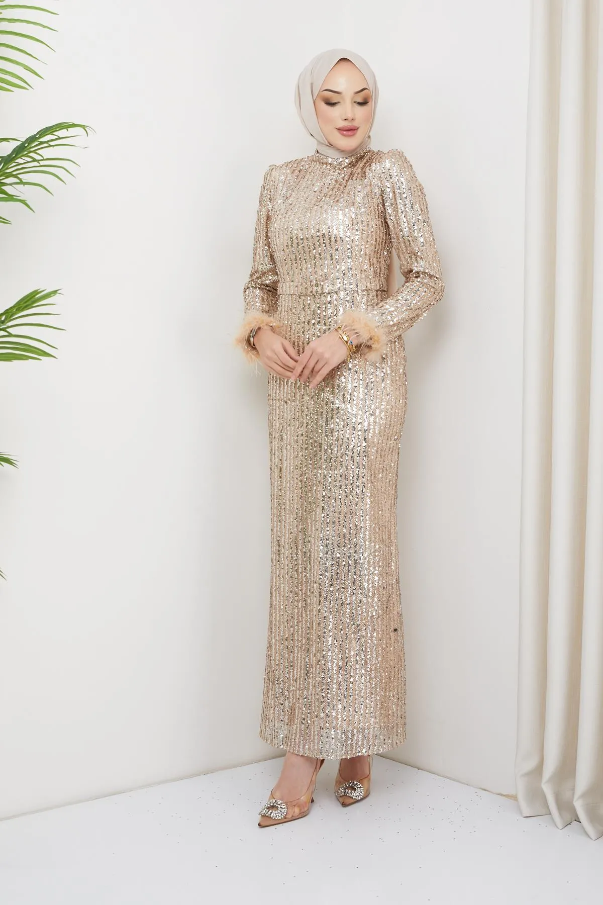 Olcay  Abendkleid aus Tüll mit Pailletten und Federärmeln BEIGE 1207