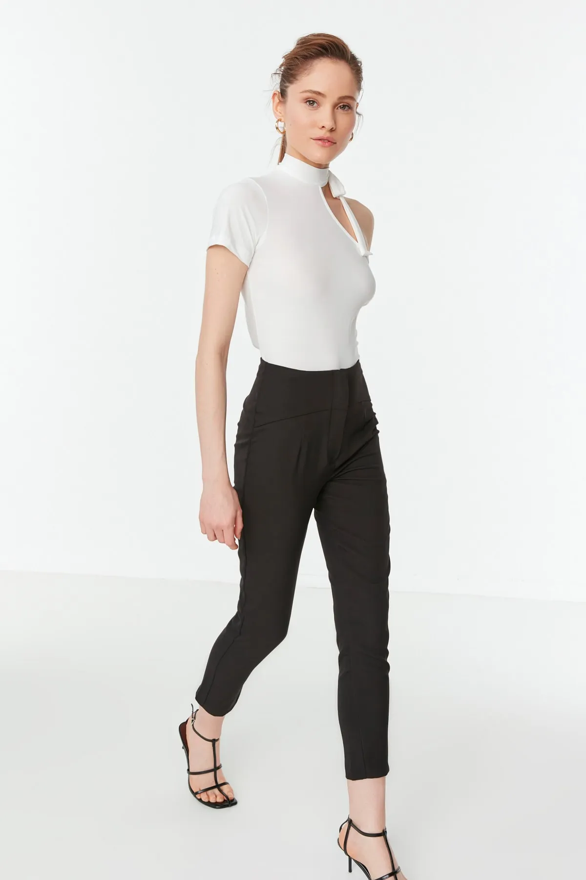 Trendyol Collection  Schwarze gewebte Zigarettenhose mit schmalem Bein und Ziernähten an der Taille TWOSS20PL0388