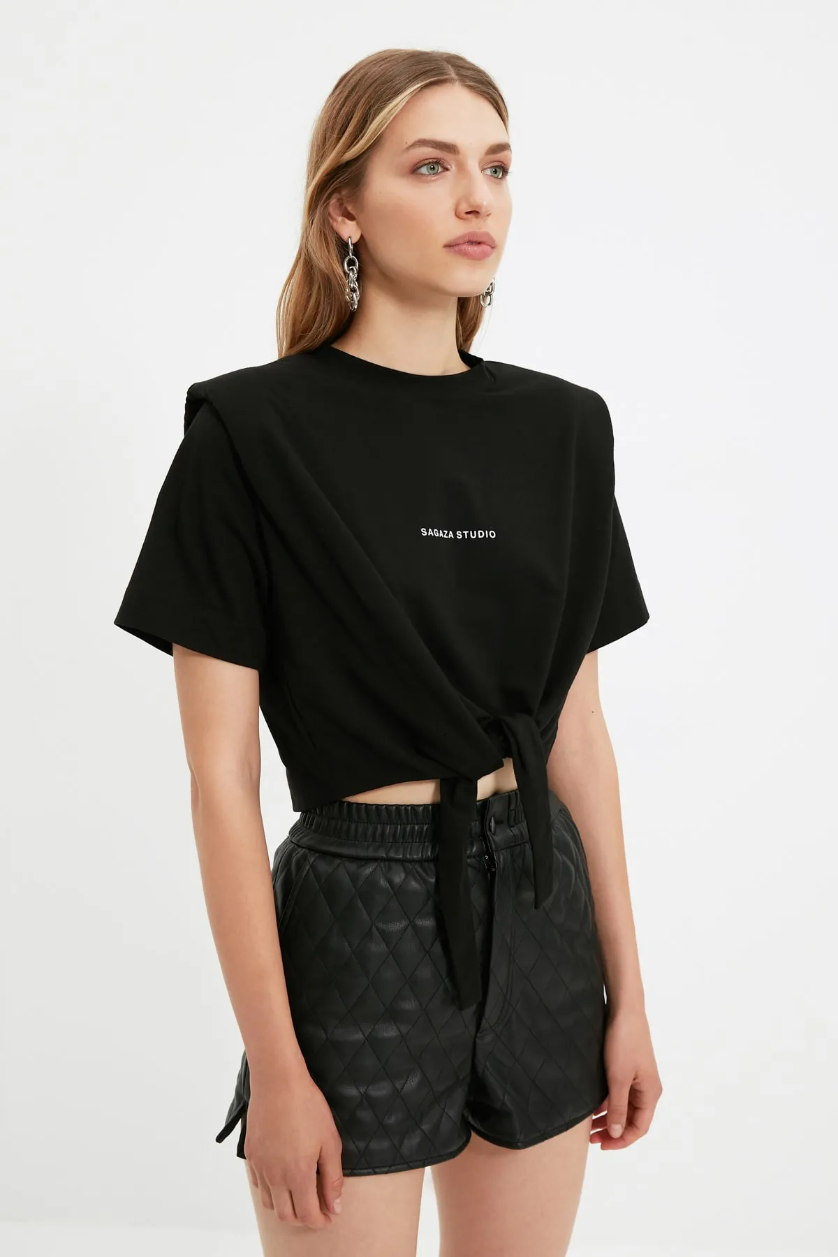 Trendyol Collection  X Sagaza Studio Schwarzes Strick-T-Shirt mit Slogan TPRAW22TS0214