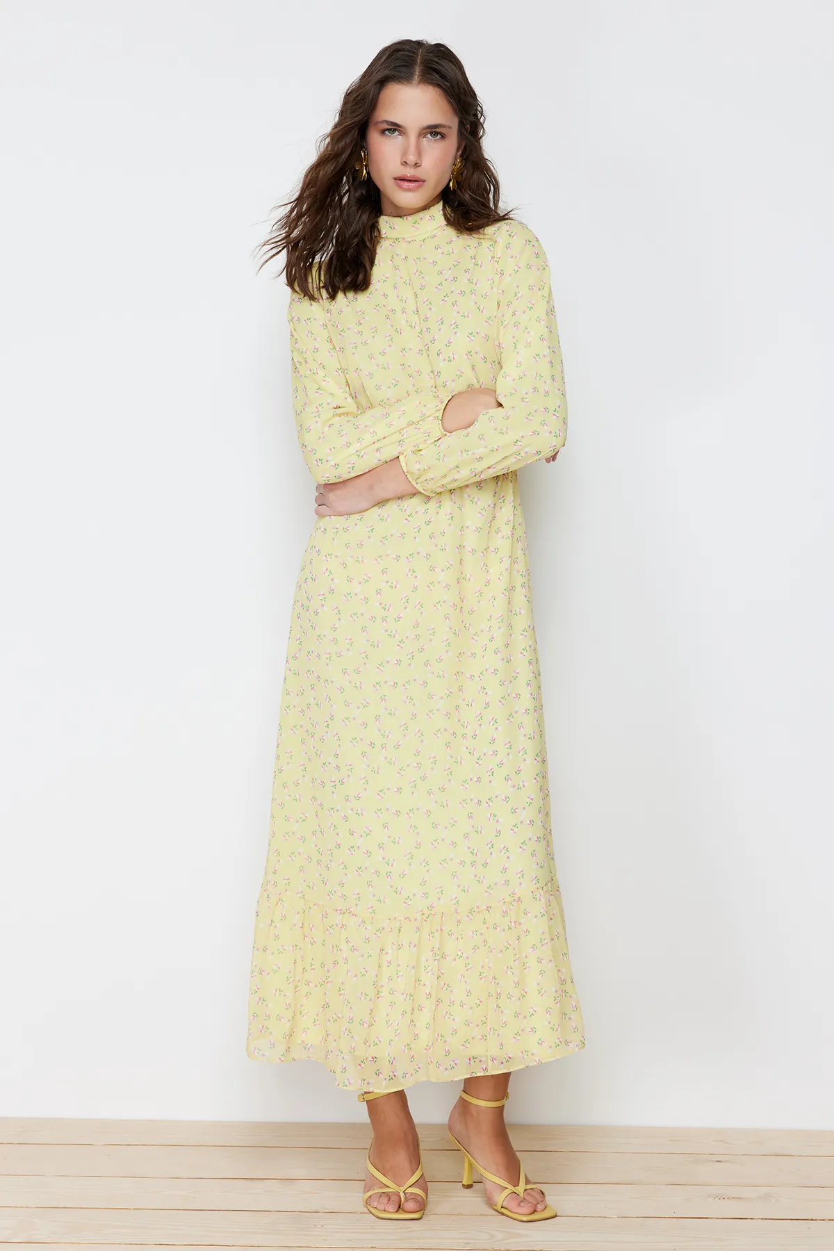 Trendyol Modest  Gelbes Blumenkleid mit hohem Kragen und detailliertem, gefüttertem Chiffon-Gewebe TCTSS22EB0032