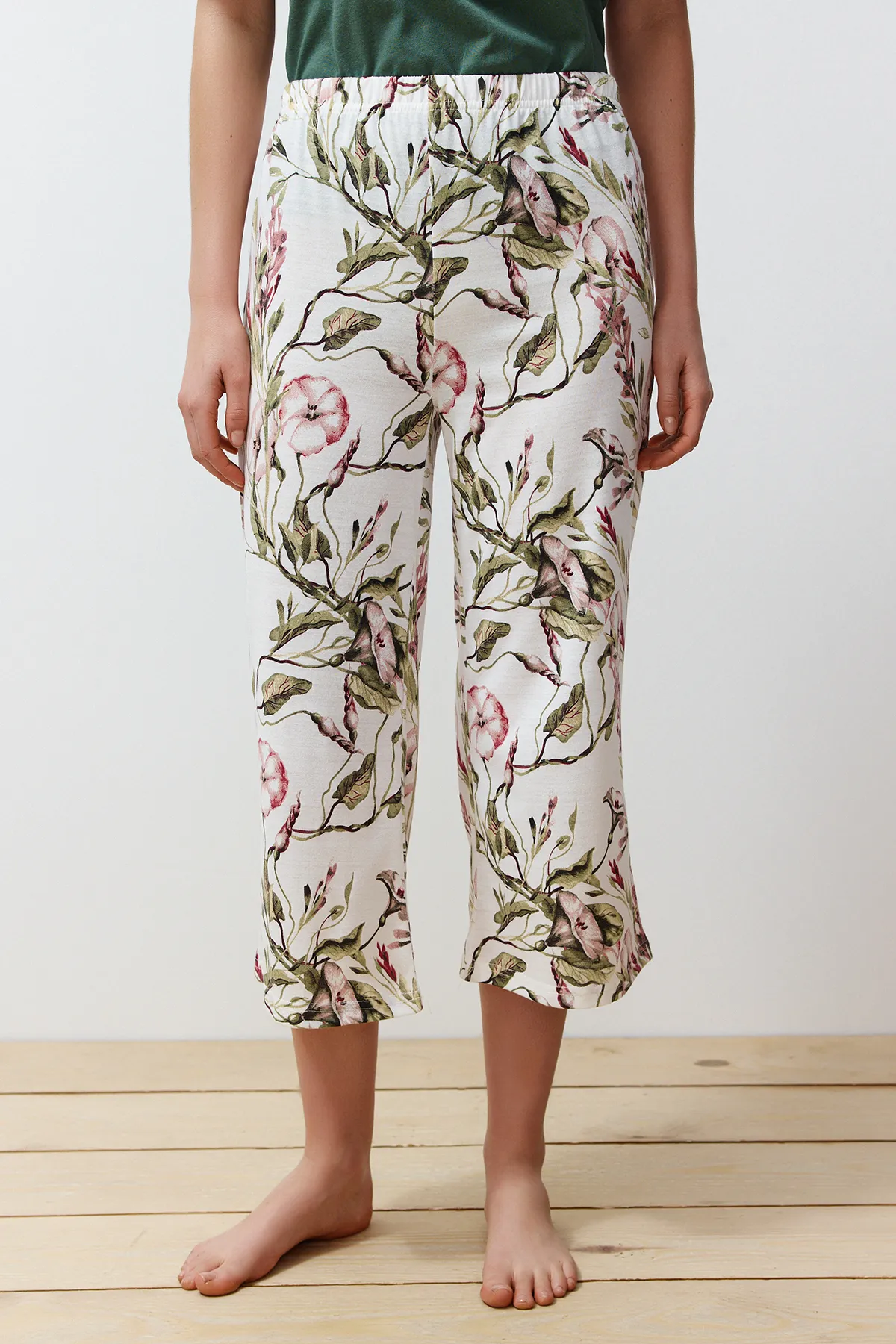 Trendyol Collection  Grünes Capri-Strick-Pyjama-Set aus 100 % Baumwolle mit Blumenmuster THMSS24PT00216