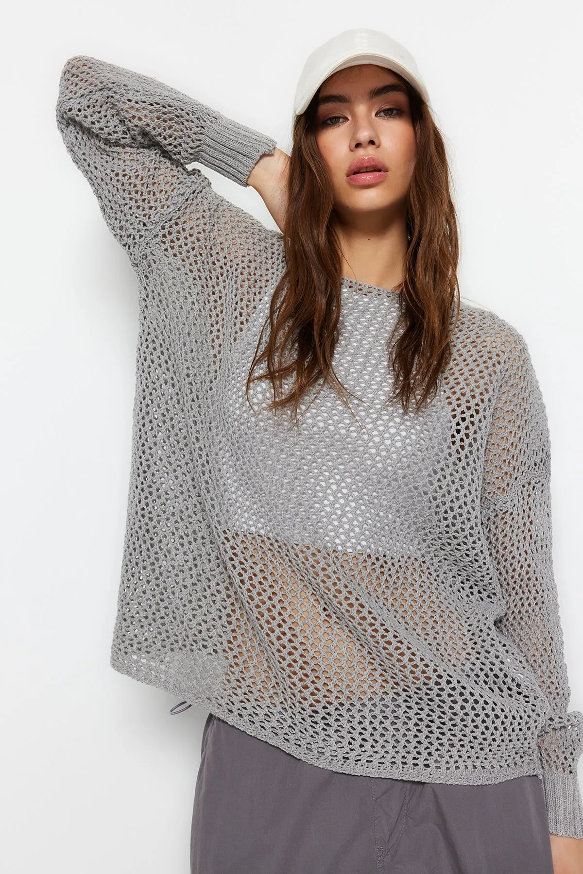 Trendyol Collection  Grauer Super Wide Fit Baumwoll-Strickpullover mit Lochmuster TWOAW20FV0184