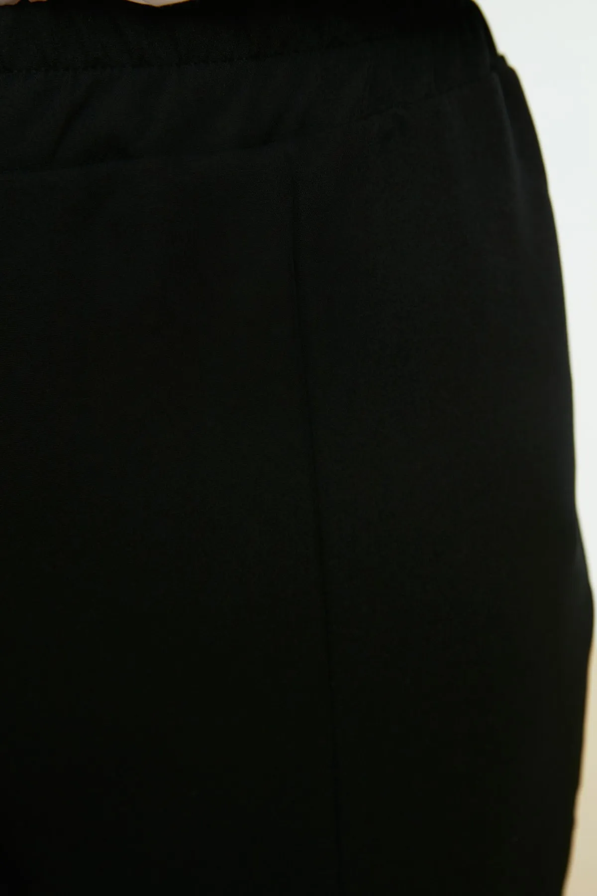 Trendyol Modest  Schwarze gewebte Hose mit elastischem Bund und Rippendetails und geradem Schnitt TCTSS21PL0570