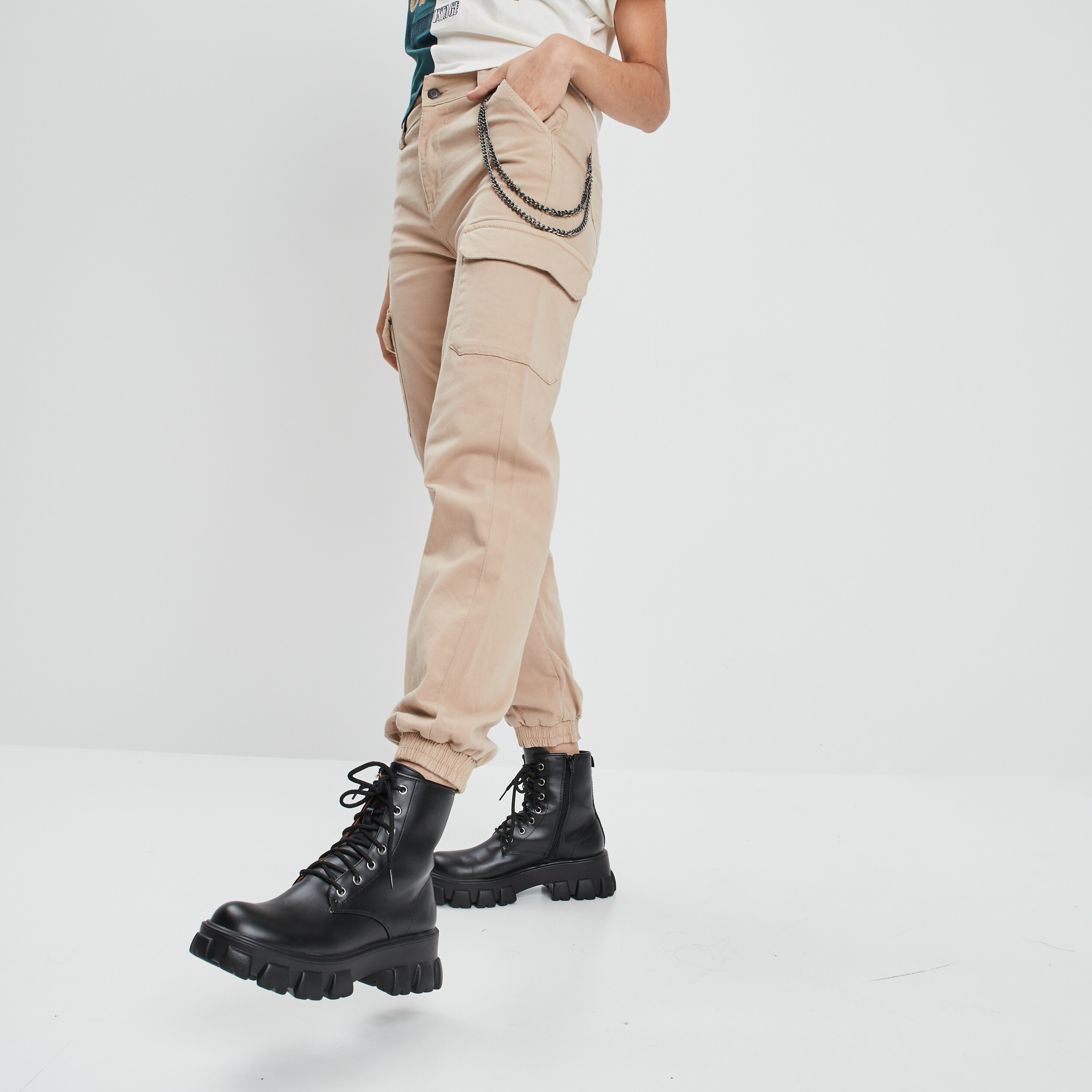 Pantalon cargo avec chaîne sable femme | La Halle