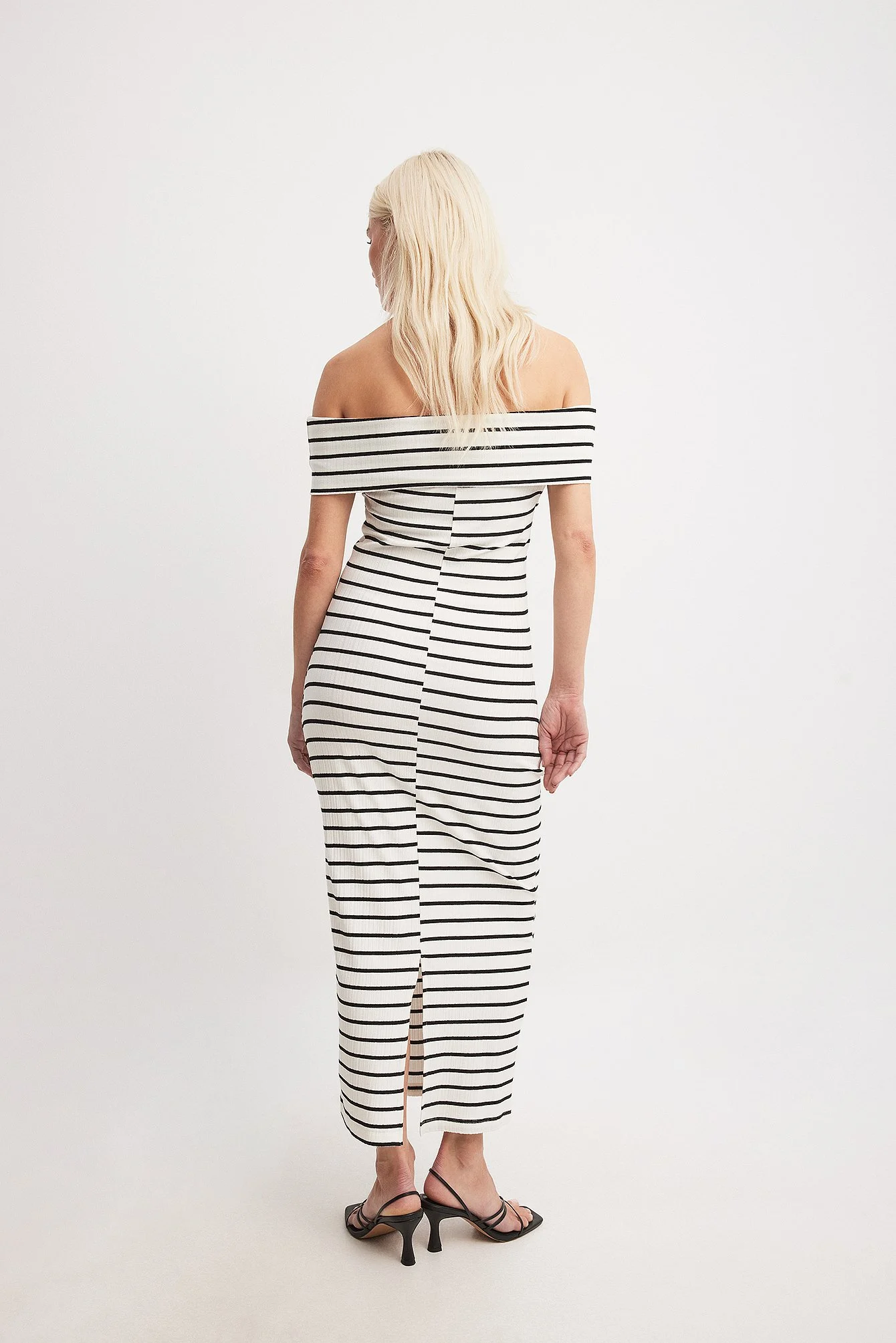 Schulterfreies geripptes Midikleid