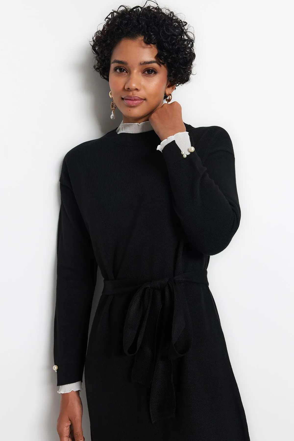 Trendyol Modest  Schwarzes Strickkleid mit Perlendetail TCTAW24EB00001