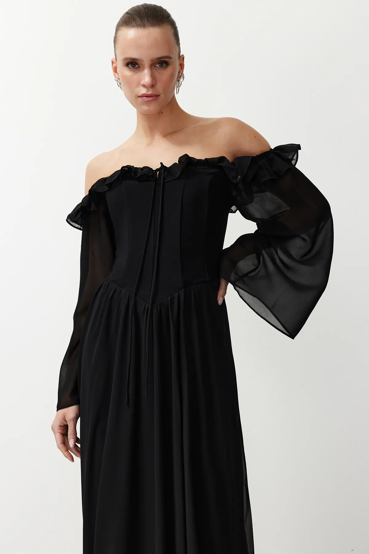 Trendyol Collection  Schwarzes Abendkleid mit Taillenöffnung/Skater-Chiffon, lang TPRSS24AE0016