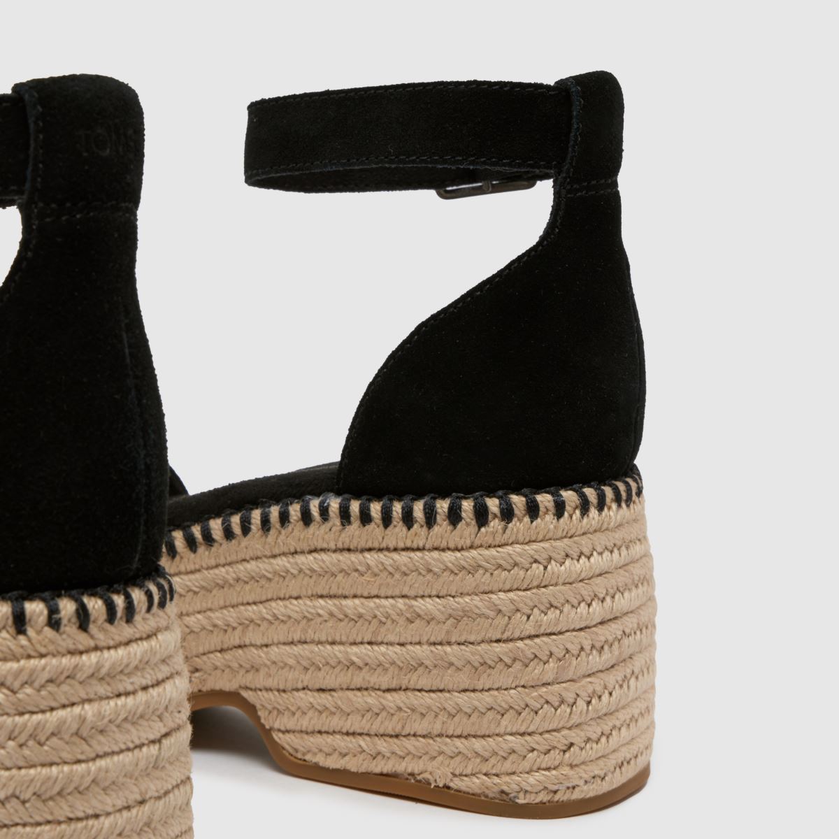 TOMS – Laila – Svarta sandaler med kilklack