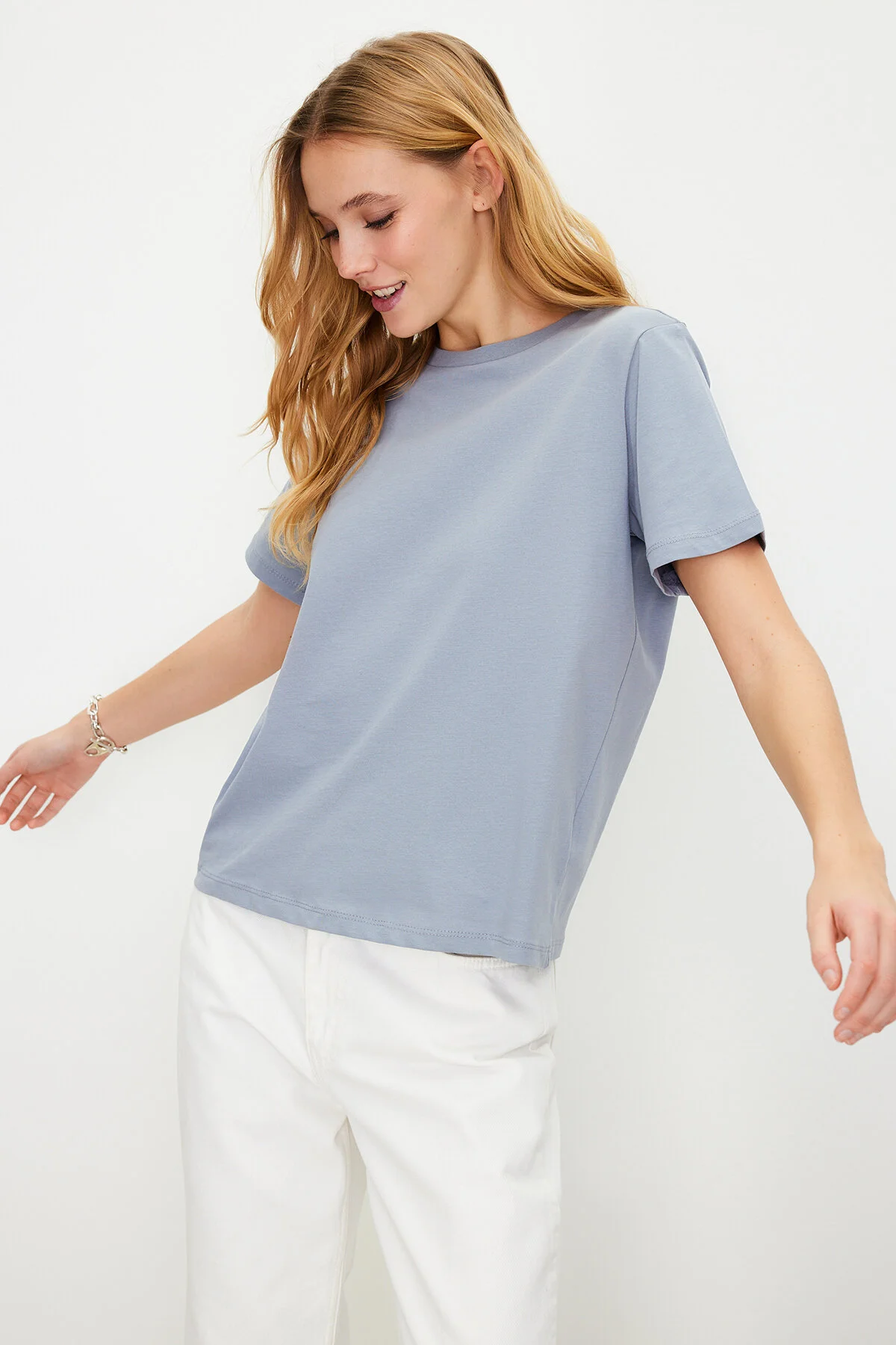 Trendyol Collection  Graues Basic-Strick-T-Shirt mit Rundhalsausschnitt aus 100 % Baumwolle TWOSS23TS00000
