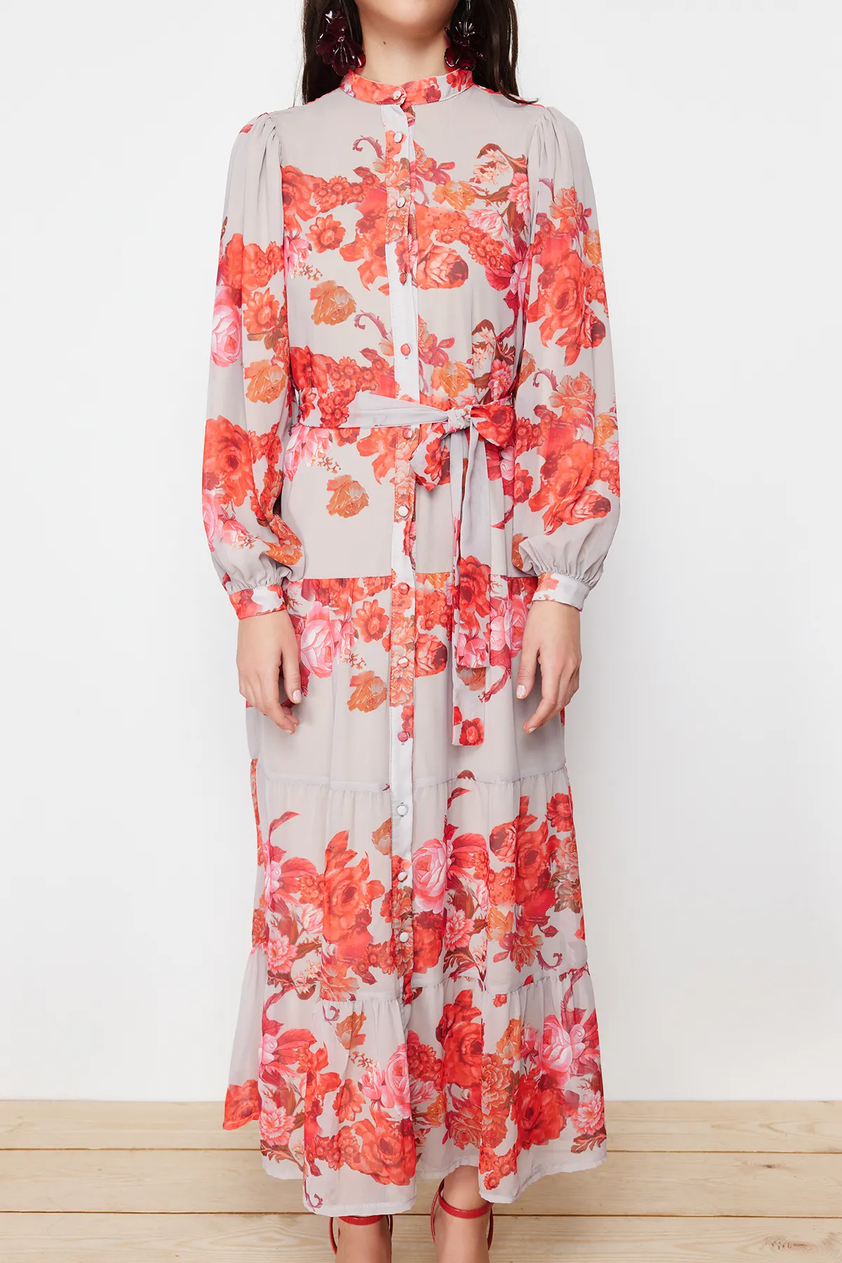 Trendyol Modest  Beigefarbenes, gefüttertes, gewebtes Kleid mit Blumenmuster und Gürtel TCTSS24EB00095