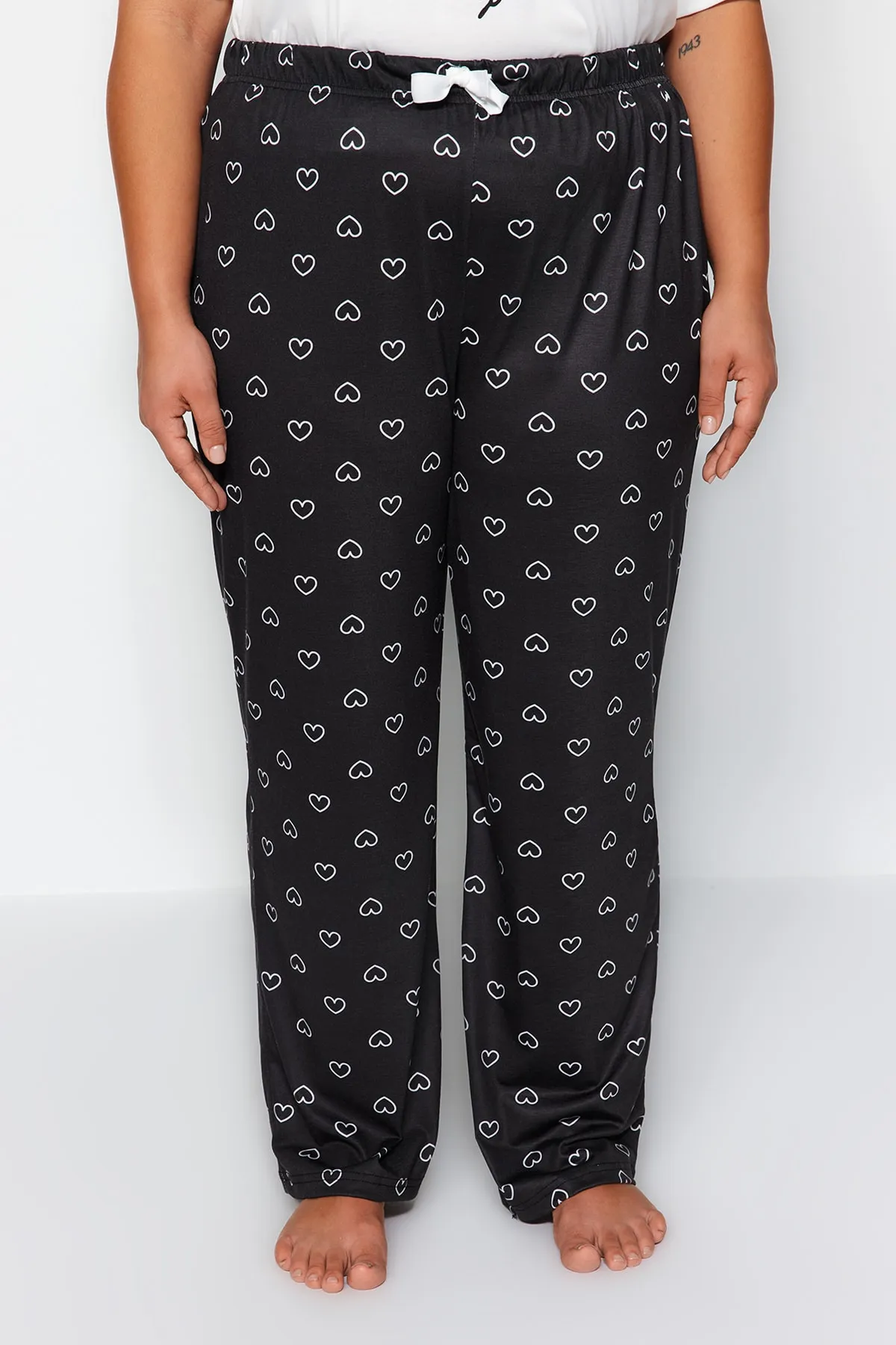 Trendyol Curve  Weißes gestricktes Pyjama-Set mit Herzmuster TBBAW24AI00012