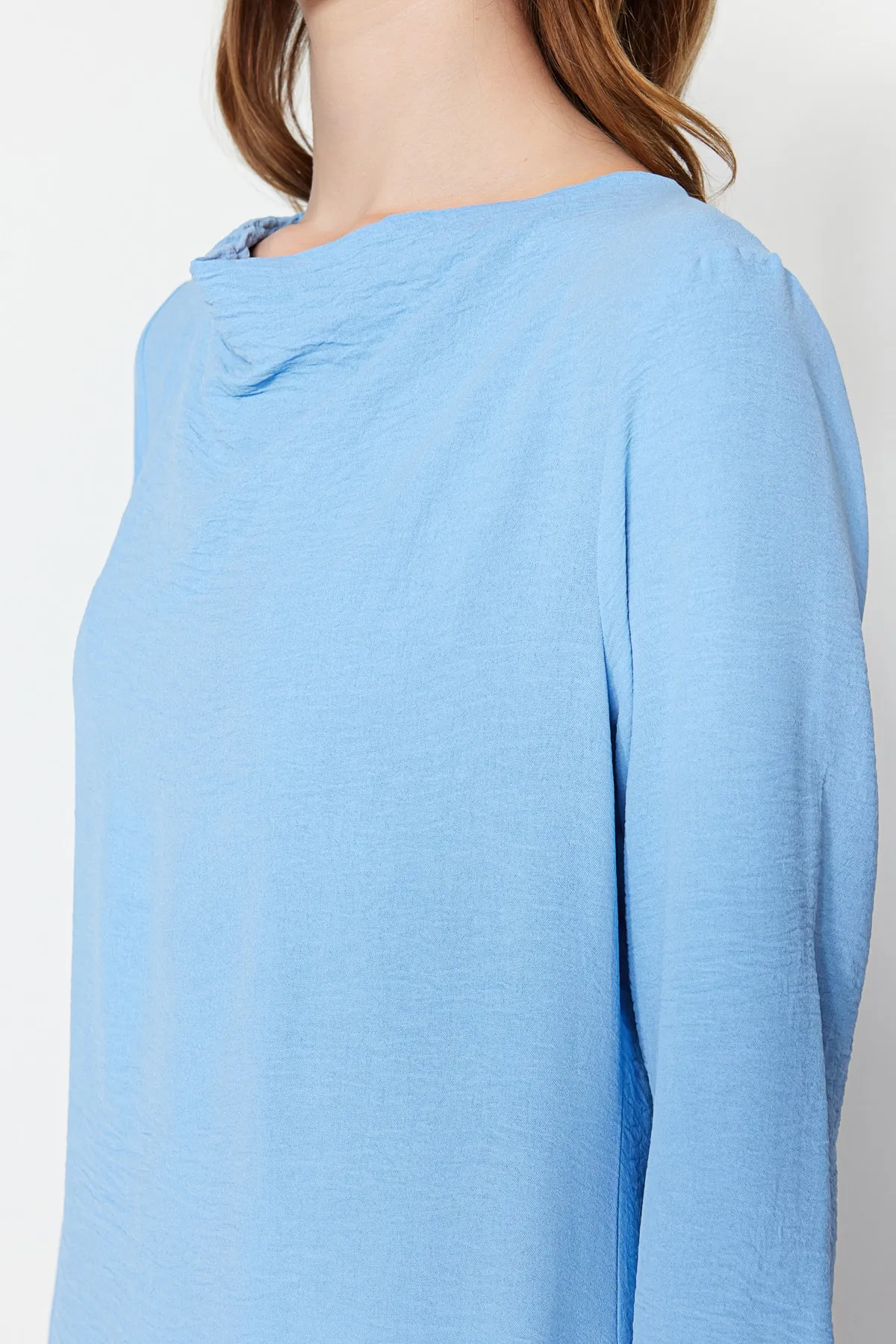 Trendyol Modest  Hellblaues Aerobin-Kleid mit Degaje-Kragen TCTSS23EB00277