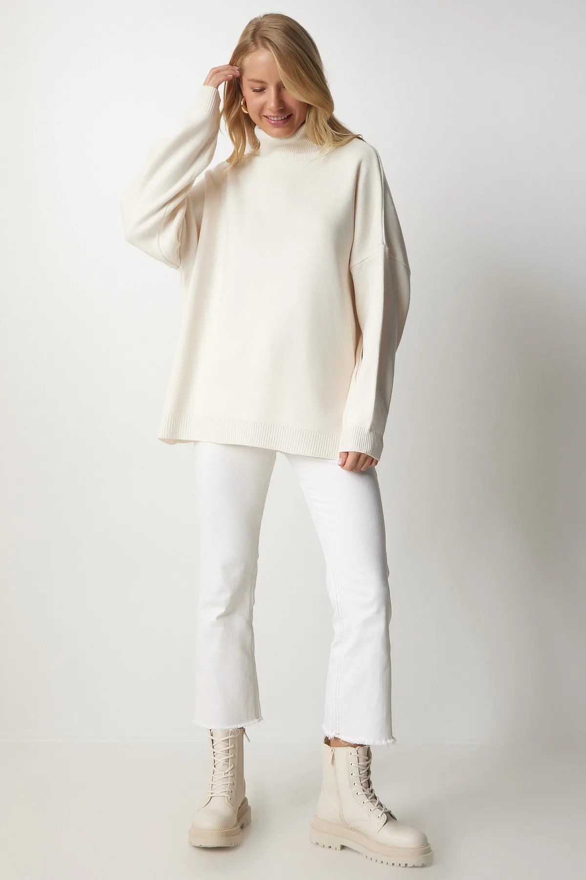 Happiness İstanbul  Cremefarbener Oversize-Rollkragen-Strickpullover für Damen BV00084