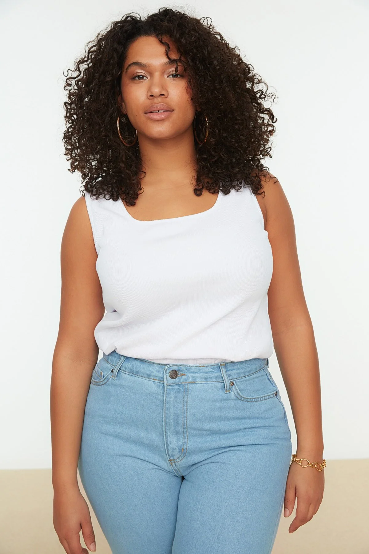 Trendyol Curve  Weißes Basic-Unterhemd mit geripptem Strick und quadratischem Kragen TBBSS22AL0011