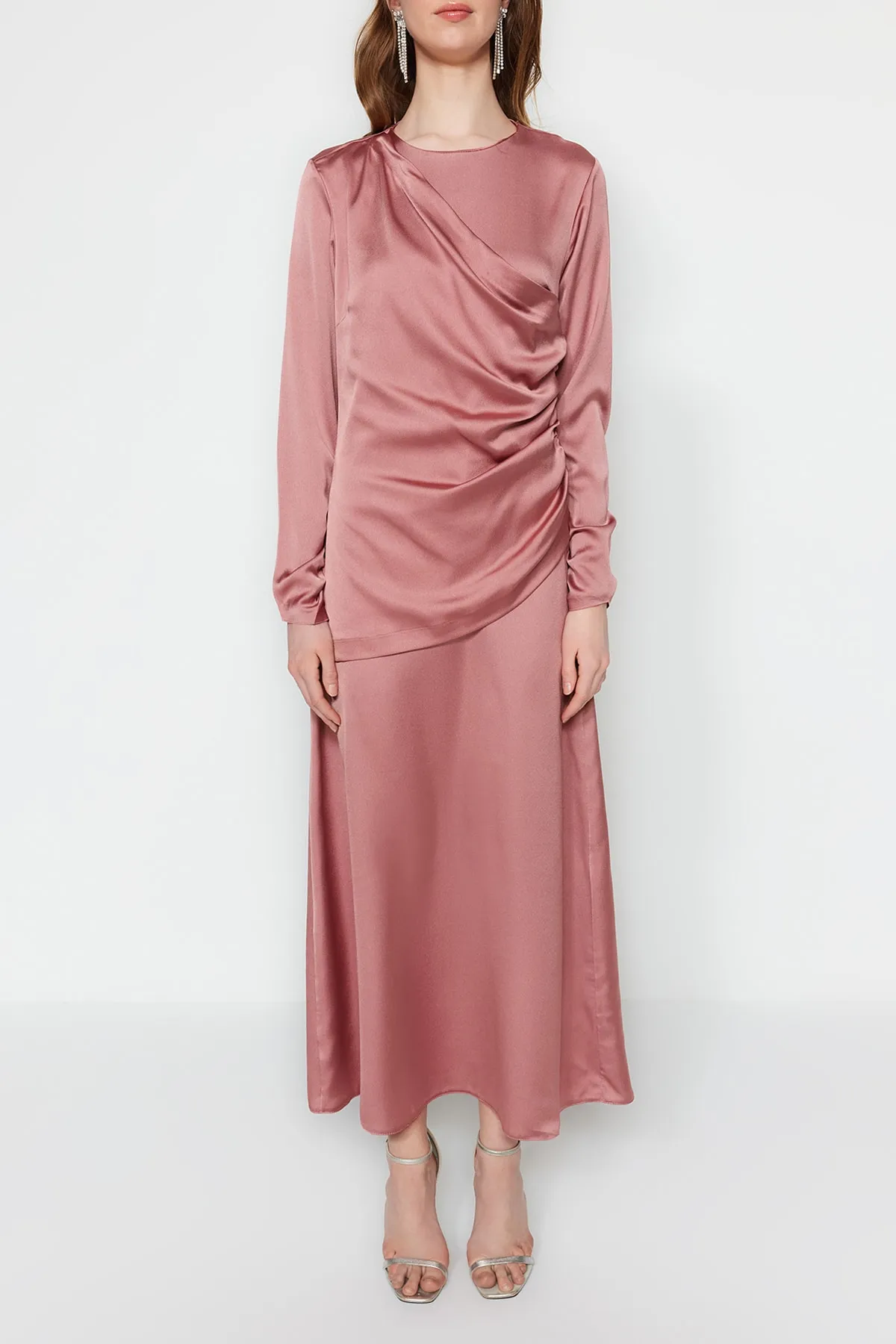Trendyol Modest  Abendkleid aus Satin mit getrockneten Rosen und Raffungen TCTSS23DB00012