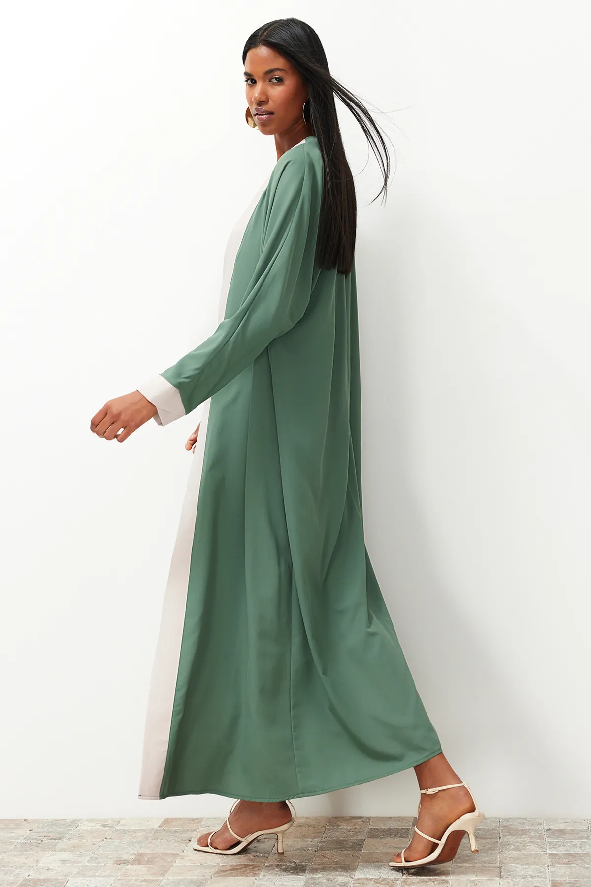 Trendyol Modest  Grüne, farblich blockierte, lange gewebte Kappe & Ferace & Abaya TCTSS24KF00009