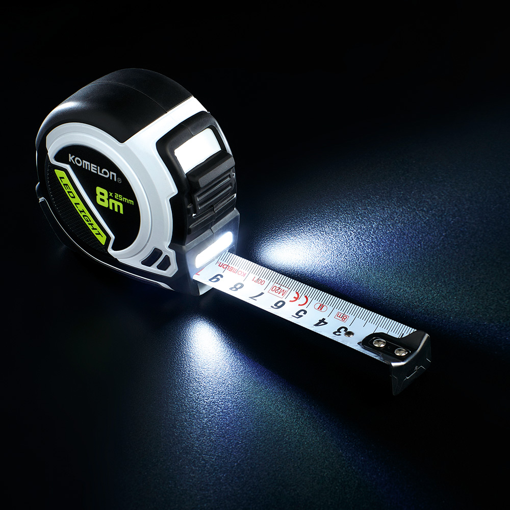 Komelon PLD85 matavimo juosta su integruotu LED apšvietimu 8 m x 25 mm