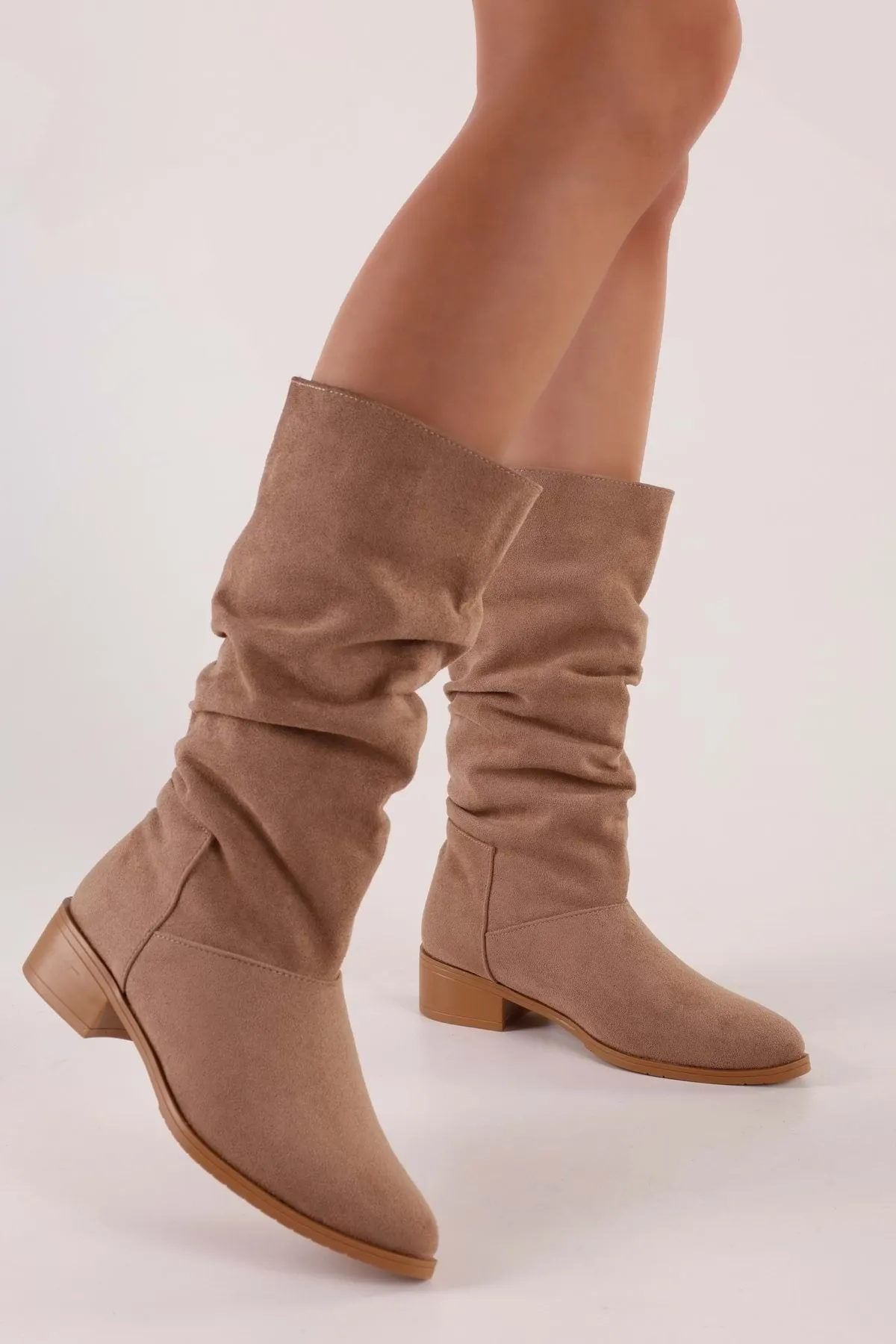 Shoeberry  Flache Damenstiefel „Jerica“ aus Nerz-Wildleder mit Zwickel, Nerz-Wildleder