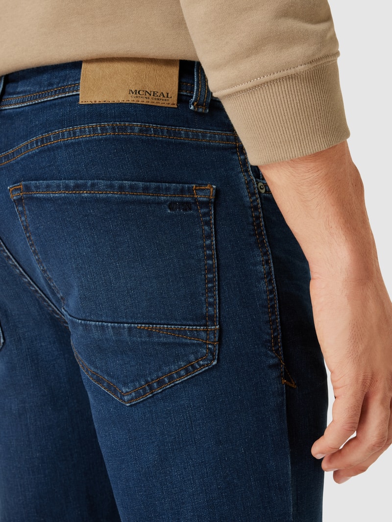 Jeans mit Label-Patch in blau