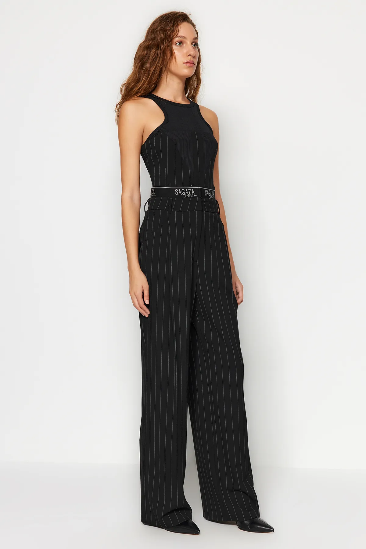 Trendyol Collection  X Sagaza Studio Schwarz gestreifte Gummi-Polyviscon-Hose mit detaillierten Details TCLAW24PL00000