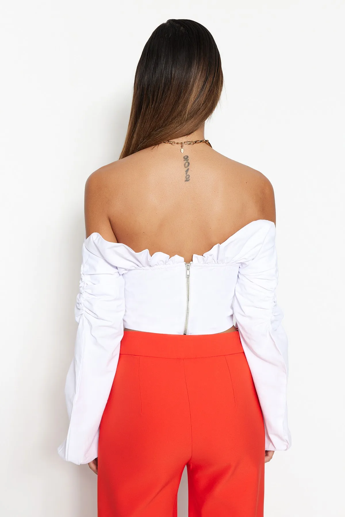 Trendyol Collection  Ecrufarbene, kurz geschnittene Popeline-Bluse TPRSS23BZ00014