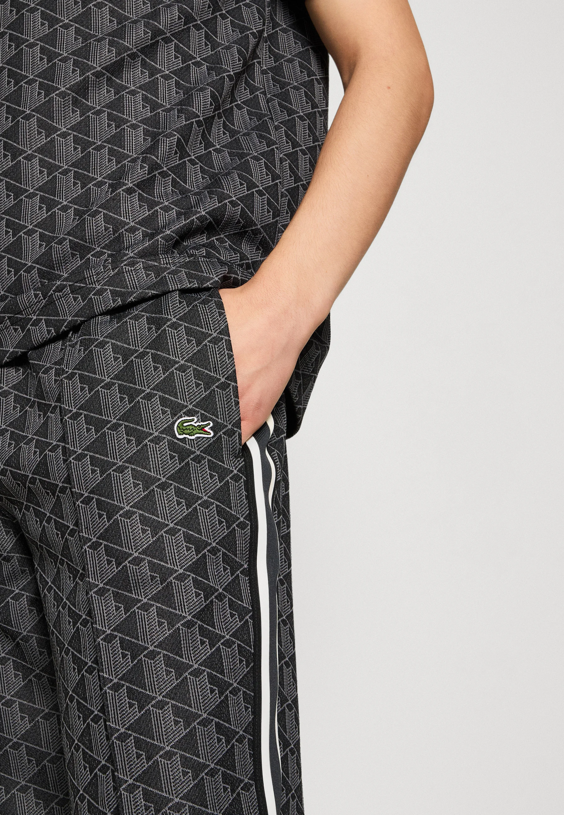 Pantalones deportivos Lacoste