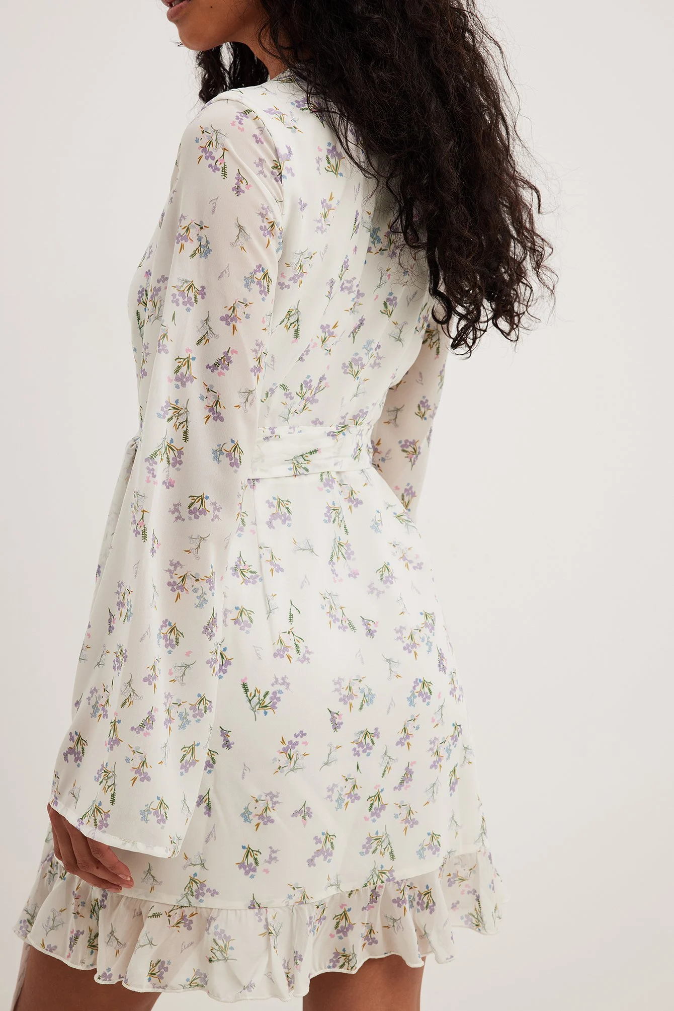 Überlappendes Minikleid mit gebundener Taille